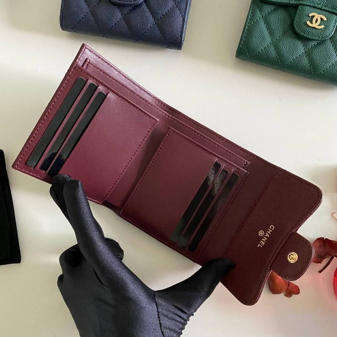 หนังแท้ Chanel Classic small wallet caviar 3 พับ พร้อมส่งที่ไทย รุ่นยอดนิยมไอเท็มฮิตวัสดุหนังแท้คาเวียร์สวยคลาสสิคเปิดปิดด้วยฝาปิดกระดุมด้านหน้ามีโลโก้แบรนด์อะไหล่ทองสวยหรูดูดี ตัวจริงสวยน่าใช้ Chanel mini นาทีนี้กำลัง in สุดๆ ภาพสินค้าถ่ายจากงานขายจริง ใ