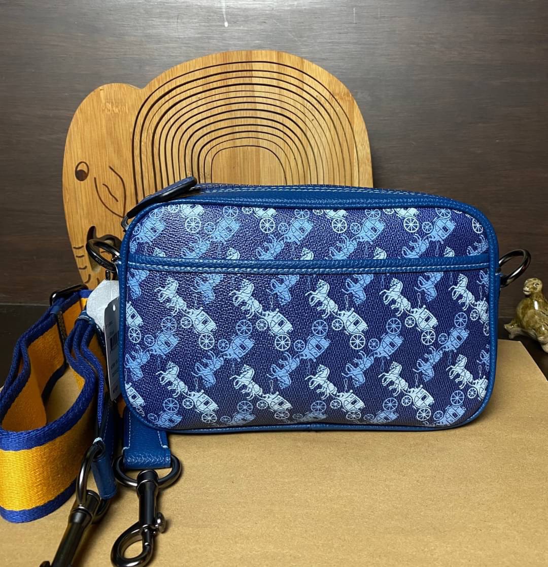 COACH ACADEMY CROSSBODY WITH HORSE AND CARRIAGE PRINT (COACH 89084) ผ้าใบเคลือบพิมพ์ลายและหนังกรวดขัดเงา ภายในกระเป๋ามัลติฟังก์ชั่น| ปิดด้วยซิป ซับในผ้า ด้านนอกมีซิปและกระเป๋าสลิป สายสะพายถอดได้