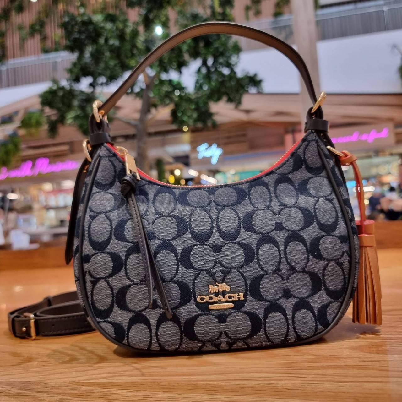 COACH C8163 KLEO HOBO IN SIGNATURE CHAMBRAY ใหม่ล่าสุด คอลเลคชั่นสุดคิ้วท์ ที่สาวๆต้องหลงรัก กระเป๋าสะพายทรงโฮโบ ที่ดีไซน์มาให้ปรับใช้งานได้หลากหลาย วัสดุผ้าแชมเบรย์ คมสวย รูดเปิด-ปิดด้วยซิป ภายในเป็นช่องโล่ง สายคล้องสามารถถอดออกใส่สายยาวสะพายข้างได้ หรือ