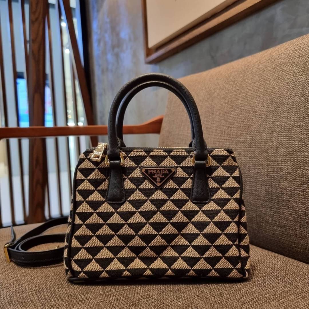 PRADA GALLERIA JACQUARD FABRIC BAG กระเป๋าถือ/สะพายดีไซน์ใหม่ ผ้า jacquard ถักทอเป็นลวดลายสวยคม โดดเด่นไม่ซ้ำใคร ด้านข้างมีกระดุม ติดเก็บทรงได้ ตัวกระเป๋าถูกแบ่งเป็นสัดส่วน เป็นช่องซิป 2 ด้าน และช่องกลางเก็บของอีกหนึ่ง มาพร้อมหูจับในตัว และสายครอสให้ เป็น