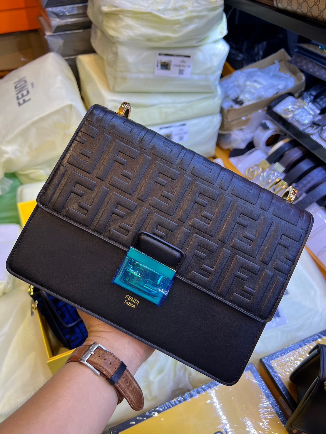 FENDI KAN leather bag เกรดออริจินอล ด้วยสีและลวดลายคลาสสิกตามแบบแบรนด์ เข้าได้กับสาวๆ ทุกสไตล์ บ่งบอกความเป็น FF ได้อย่างสมบูรณ์แบบ โทนสีแมตช์กับเสื้อผ้าได้ง่าย เสริมลุคสาวมั่นก็ลงตัว หรือเปลี่ยนมาติดสายสะพายยาวเพื่อสะพายคาดลำตัวก็ได้ความชิลและคล่องตัวไปอ