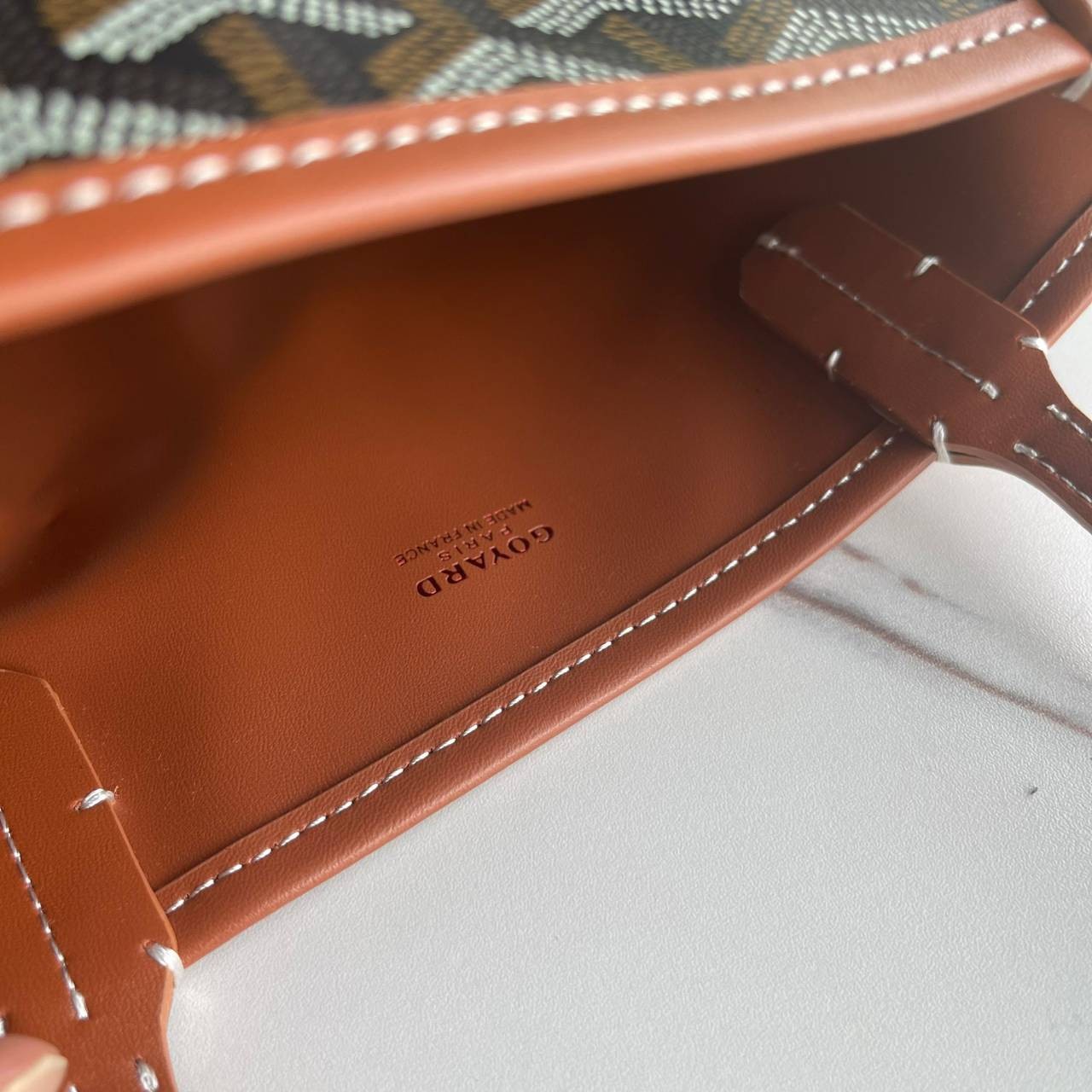 ori GOYARD saint louis mini tote reversible bag / GOYARD ANJOU TOTE MINI กระเป๋าทรงโท้ตมินิ ใช้ได้สองด้านเป็นหนังแท้เกรดดีทั้งใบ ทำให้การใช้งานได้ทนทานกว่า พิมพ์ลายคมชัด ขนาดกำลังน่ารัก ภายในโล่งกว้าง ใส่ของได้เยอะพอสมควรเลยค่ะ ดีไซน์ทรงสวยน่าใช้ แค่ถ