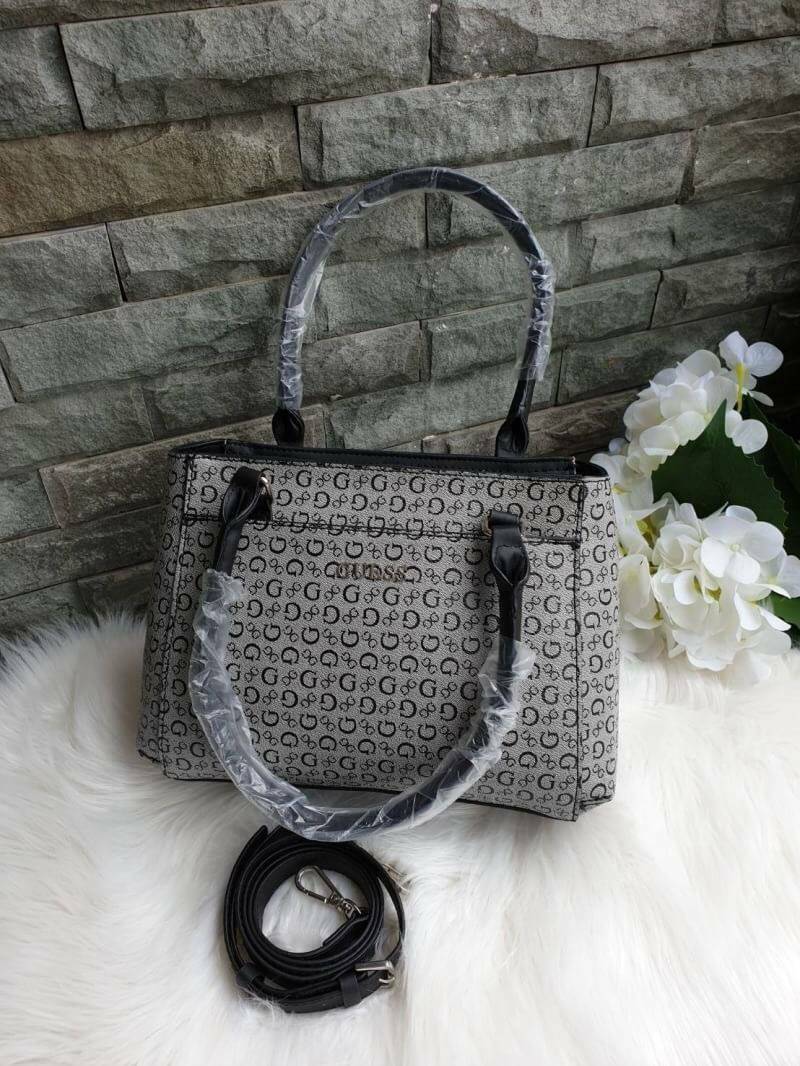 GUESS G LOGO PRINT TOTE BAG กระเป๋าถือหรือสะพายรุ่นใหม่ล่าสุดจาก GUESS FACTORY รุ่นยอดนิยม สวยอย่างมีสไตล์ สีสวยคลาสสิก รุ่นนี้มีการพิมพ์ลายโลโก้ รอบใบ หนัง faux-saffiano หนังคุณภาพดี ตั้งอยู่ทรง น้ำหนักเบา ประดับด้วยโลโก้แบรนด์อะไหล่เงิน สวยโดดเด่นที่กระ