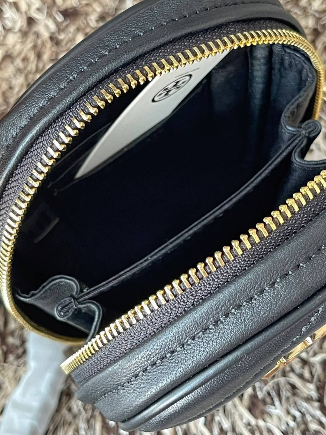 Tory burch kira chevron n/s crossbody bag กระเป๋าสำหรับใส่มือถือหรือของจุกจิกต่างๆ ได้กลายมาเป็นแฟชั่นสุดร้อนแรงแห่งปี คอลเลคชั่นนี้ออกมาเพื่อเอาใจสาวๆโดยเฉพาะ สีสันสุภาพเพื่อให้แมทช์กับสีสันของเสื้อผ้า ได้ง่าย ภายในยังสามารถแบ่งสันปันส่วนไว้สำหรับใส่บัตร