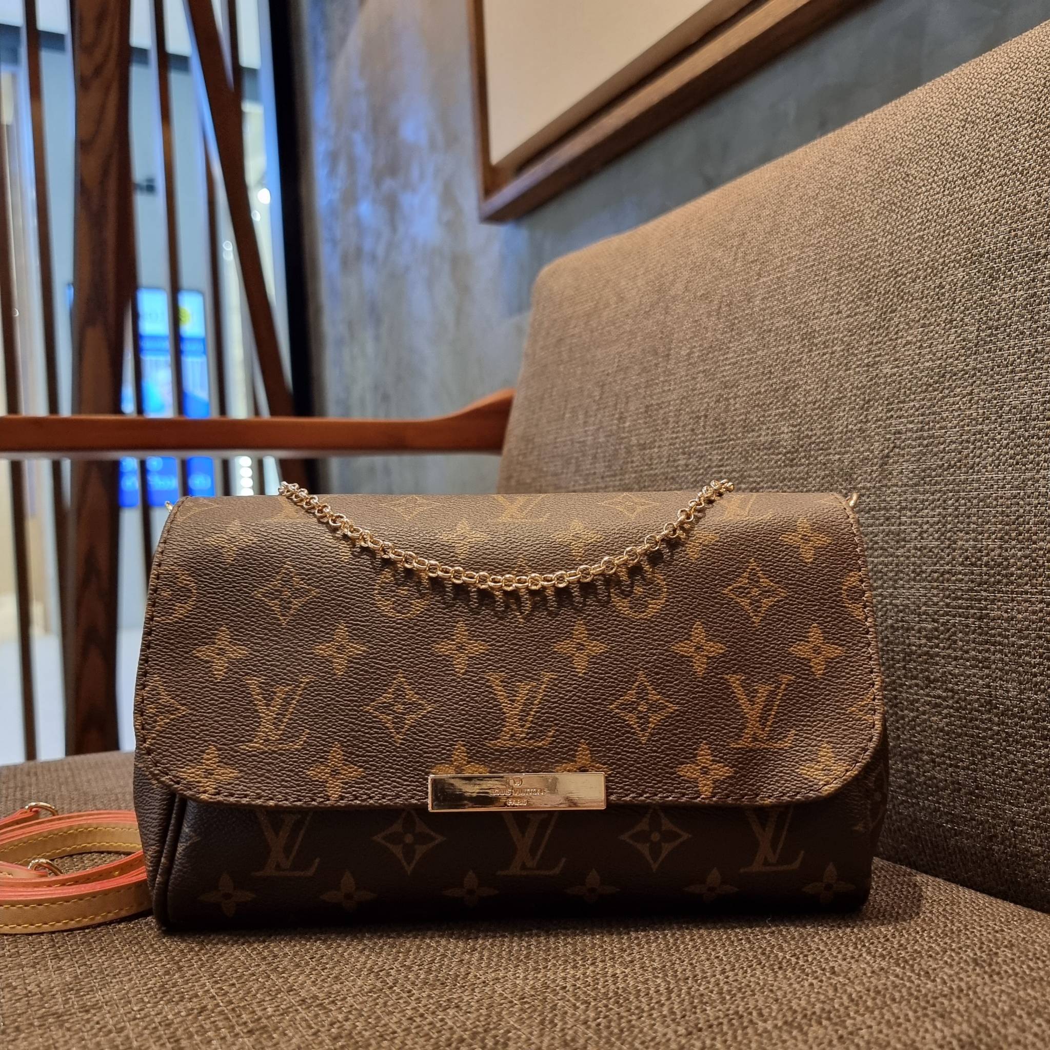 LV CROSSBODY CHAIN BAG rare item!! วัสดุหนังแคนวาส คมชัด หรู เปิด-ปิดกระเป๋าด้วยแถบแม่เหล็ก ภายในเป็นช่องโล่ง ใส่ของใช้สำคัญได้สบายๆ มือถือ พาวเวอร์แบงค์ เครื่องสำอางค์ ของจุกจิกได้หมดจ้า มาพร้อมสายสะพายโซ่ และสายสะพาย crossbody ถอดออกได้ พร้อมเสิร์ฟความส