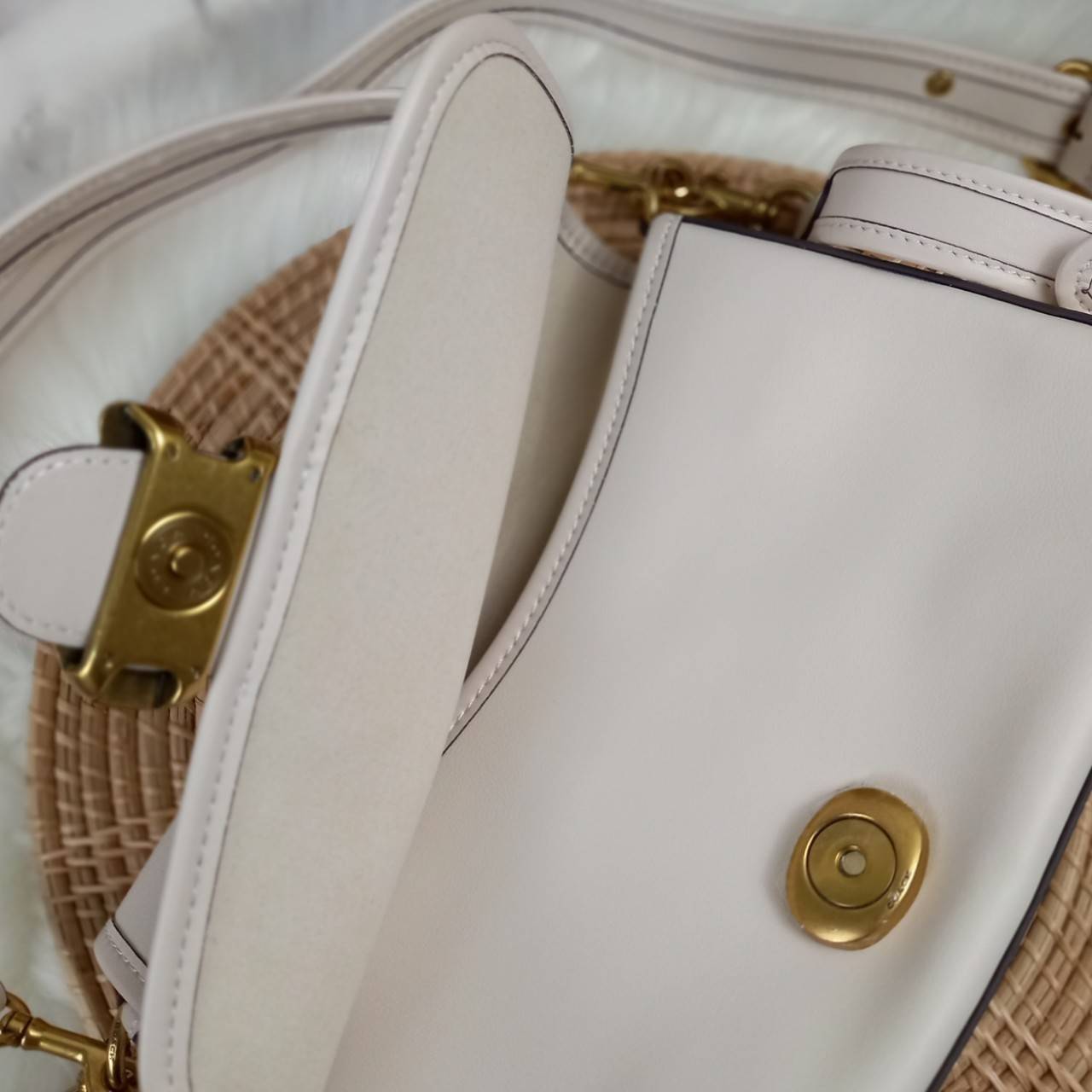 COACH SOFT TABBY SHOULDER BAG (C4823//C5261) กระเป๋าถือ กระเป๋าสะพาย ที่ใครๆก็เข้าถึงได้ หรูหรา คลาสสิค ลุคเรียบร้อย แต่ความสวยไม่น้อย! ดาเมจความลุคผู้ดีรุนแรงมาก!!เกินต้าน!!// วัสดุหนังแท้ทั้งใบ หนังเรียบ หนังนิ่มมากๆ อยู่ทรงสวยมากๆด้วย// ด้านในโล่งกว้าง