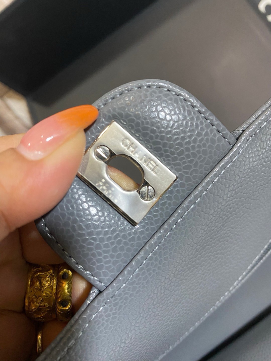 CHANEL Classic Medium Flap Bag กระเป๋าสะพายคลาสสิกรุ่นยอดนิยมตลอดกาล ดีไซน์เรียบหรูหราขับผิว งานหนังแท้สวยมาก มีอะไหล่เงินและทอง สุดยอดเดอะเบสท์ไอเท็ม