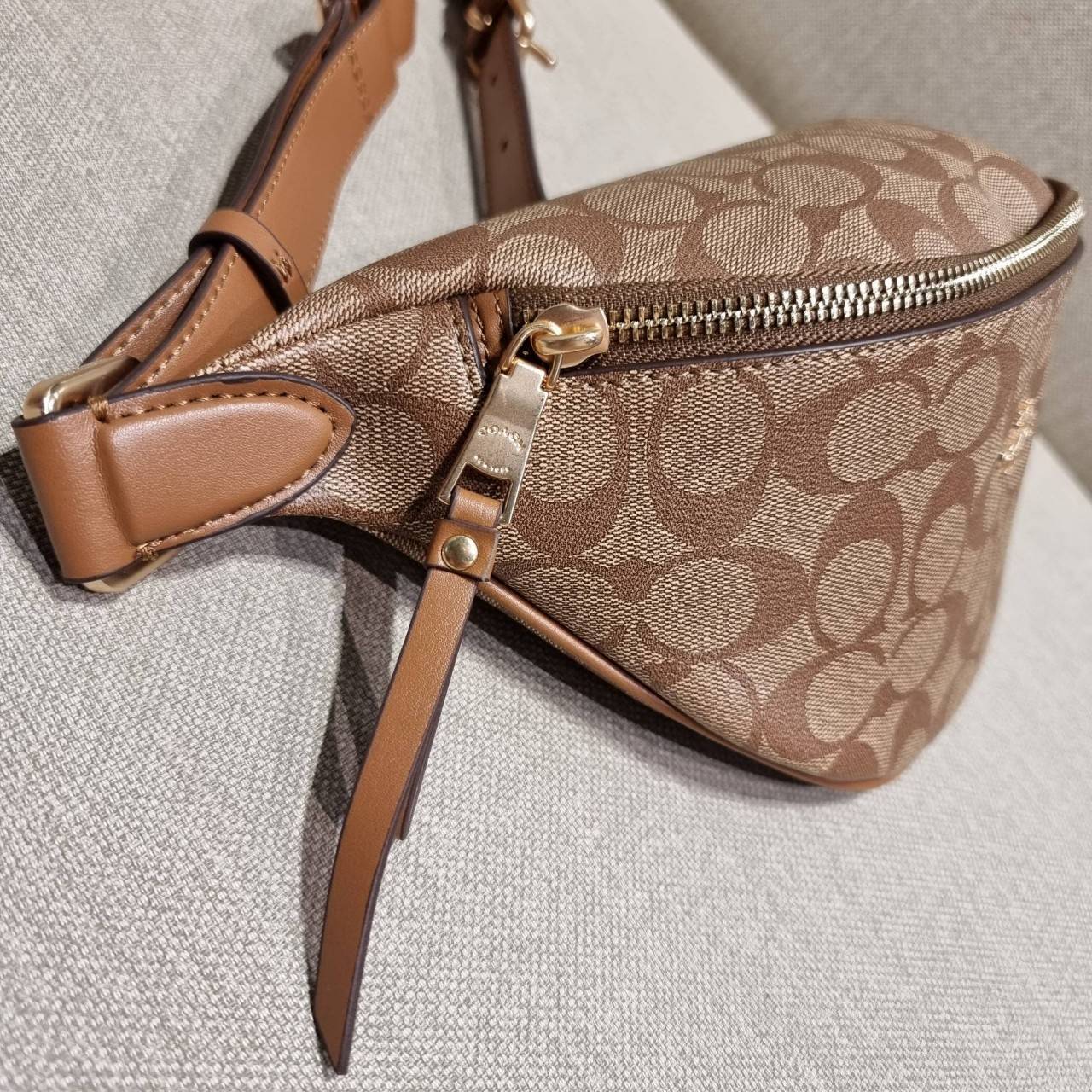 COACH F48740 BELT BAG IN SIGNATURE CANVAS กระเป๋าคาดอกทรง Unisex ที่ขายดีถล่มทลาย!! ขายได้ตลอดปี!! สวยเท่ทุกสี วัสดุหนังแคนวาสเคลือบคุณภาพดี ทนทาน ใช้งานง่าย ภายในเป็นช่องโล่ง เหมาะสำหรับคนที่ชอบพกอะไรง่ายๆ รับรองตอบโจทย์น้า