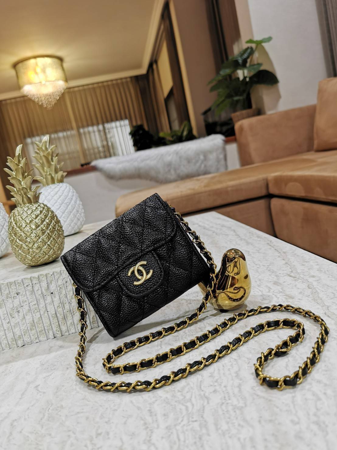CHANEL BLACK CAVIAR BAG VIP GIFT WITH PURCHAS-GWP พรีเมี่ยมกิ้ฟ Chanel Lotte Duty Free! รุ่นยอดนิยมไอเท็มฮิตวัสดุหนังคาเวียร์สวยคลาสสิคเปิดปิดด้วยฝาปิดกระดุมด้านหน้ามีโลโก้แบรนด์อะไหล่ทองสวยหรูดูดีมาพร้อมสายโซ่ทองร้อยหนังจะสะพายไหล่ หรือ Crossbody ก็ดูดี 