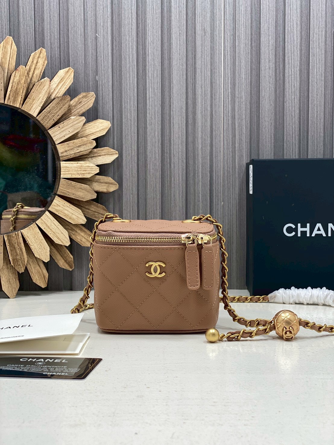 ORI หนังแท้ | Chanel Small Vanity with Chain กระเป๋าสะพายทรงวานิตี้ใบเล็กน่ารัก ดีไซน์เรียบหรู ใส่เครื่องสำอางค์หรือของใช้จุกจิกได้ น่ารักน่าใช้ สวยหรูดูแพง ลุคคุณหนูสายคิ้วควรมีค่า