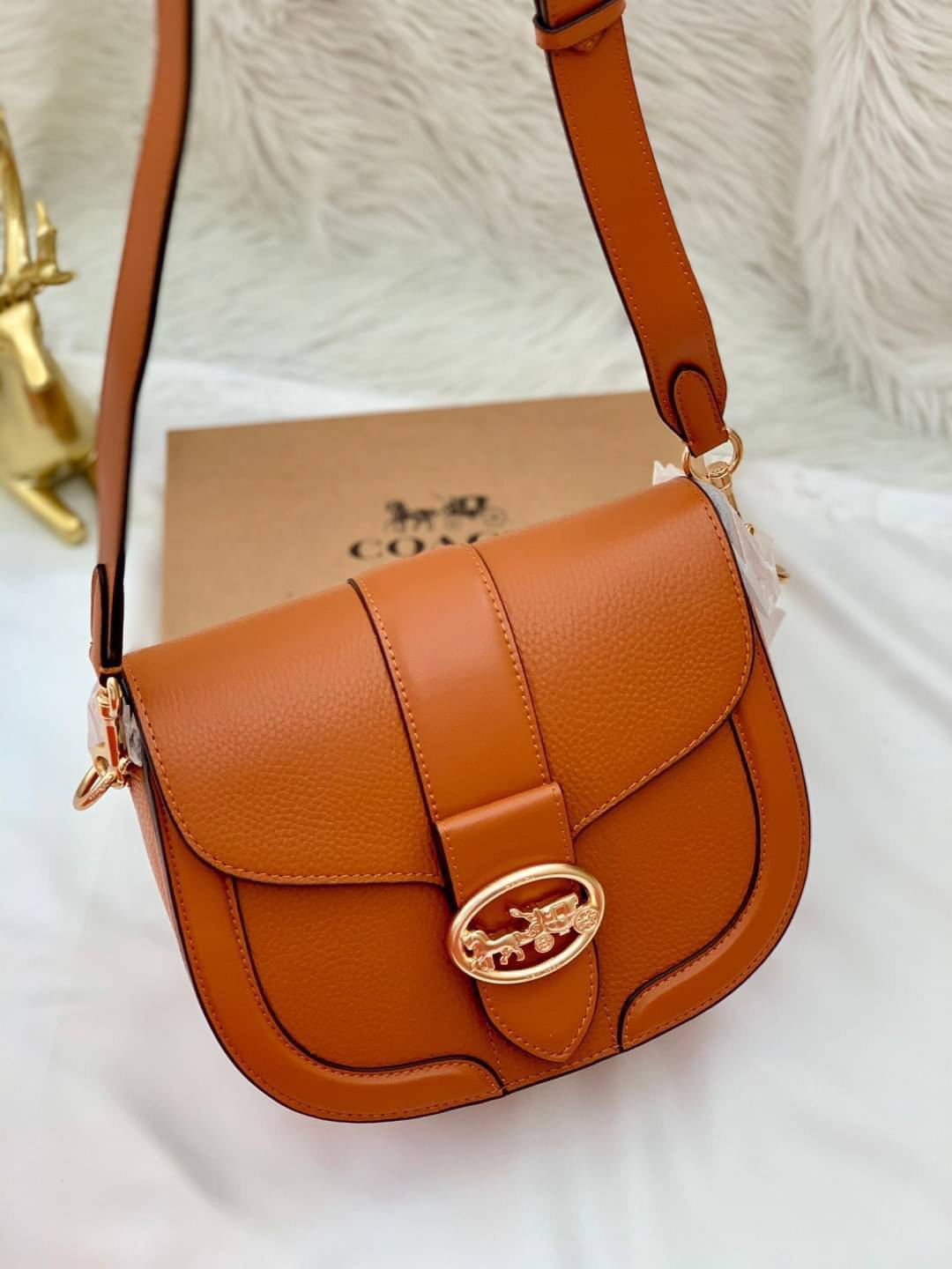 COACH GEORGIE SADDLE BAG ((C3241//C2806//C3593)) 📣มาเพิ่มแล้ว สำหรับสีที่สาวๆรอคอย! กระเป๋าสะพายแบบครอสบอดี้ร์ หนังแท้อย่างดี สวยมากๆค่ะ ด้านหน้ามีอะไหล่โลโก้แบรนด์หรู+ความคลาสสิคเข้ามา เปิดปิดกระเป๋าแบบกระดุมแม่เหล็กภายในมีช่องตอนหน้า และช่องหลัก