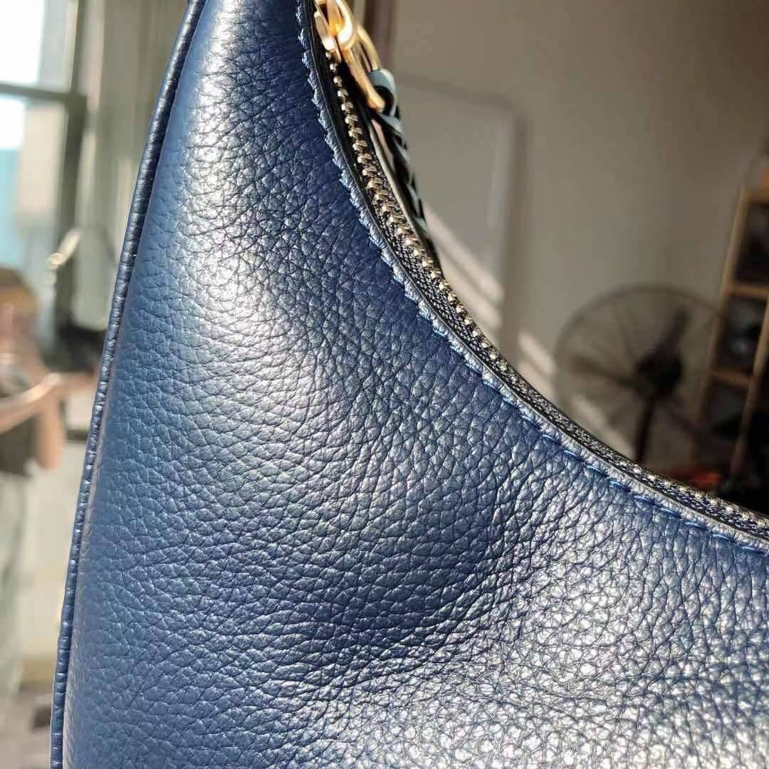 COACH BAILEY HOBO WITH WHIPSTITCH ((C4108//C1322)) พร้อมส่งที่ไทย!! สวยจริงไม่จกตาแน่นอนค่าา กระเป๋าทรงโค้ง ใช้แบบหิ้วหรือคล้องไหล่ก็ดูดี ใช้วัสดุหนังแท้ชั้นดี หนังสวยมากๆค่ะ ด้านหน้าใช้อะไหล่แบรนด์ตัวใหญ่ หรู ดูสะดุดตามีเดียว