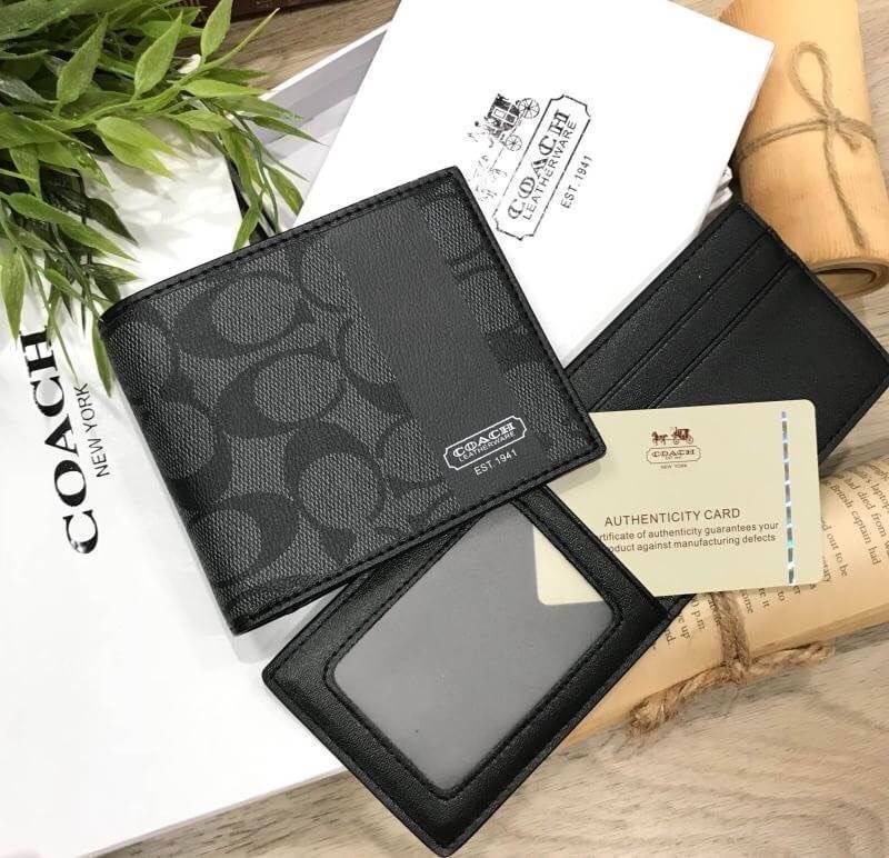 COACH SHORT WALLET WITH CARD POCKET ซื้อ1ได้ถึง2! กระเป๋าสตางค์และกระเป๋าใส่บัตรหนังปั้มลาย Signature รอบใบสวยคลาสสิค ภายในกระเป๋าสตางค์มีช่องใส่ธนบัตรแยกสองช่องเป็นสัดส่วนและมีช่องใส่บัตรหลายช่อง ซับในพิมพ์เเบรนด์ Namecard Pocket สามารถเเยกใช้ได้ มาใน CO
