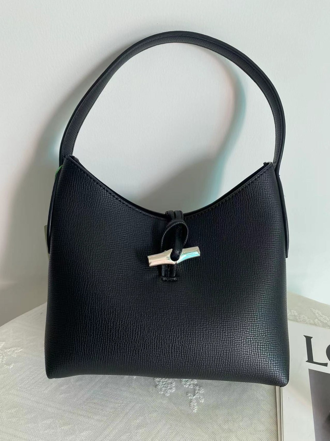 LONGCHAMP ROSEAU Hobo bag กระเป๋าสะพายไหล่ขนาดเล็ก วัสดุหนังวัว อะไหล่เงิน เป็นการผสมผสานสไตล์ที่เรียบง่าย Roseau อันเป็นสัญลักษณ์ใหม่ทั้งหมด เรียบง่าย สะดวกใช้ ประดับด้วยเข็มกลัดไม้ไผ่อันเป็นสัญลักษณ์ของแบรนด์ เรียบหรู แต่ดูดี ในแบบฉบับของ Longchamp ห้าม