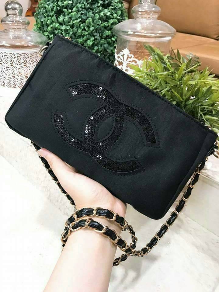 Chanel Cosmetic Cluth Bag With Chain กระเป๋าถือหรือสะพาย VIp. gift จาก Chanel Cosmetic Counter วัสดุ Nylon&Polyester 100% ประดับโลโก้แบรนด์ วิ๊งๆ สวยหรูดูดี เปิดปิดด้วยซิป หัวซิปแบรนด์อะไหล่ทอง ซับในสกรีนโลโก้ ภายในกว้างใส่กระเป๋าสตางค์ใบยาว, มือถือได้ทุก