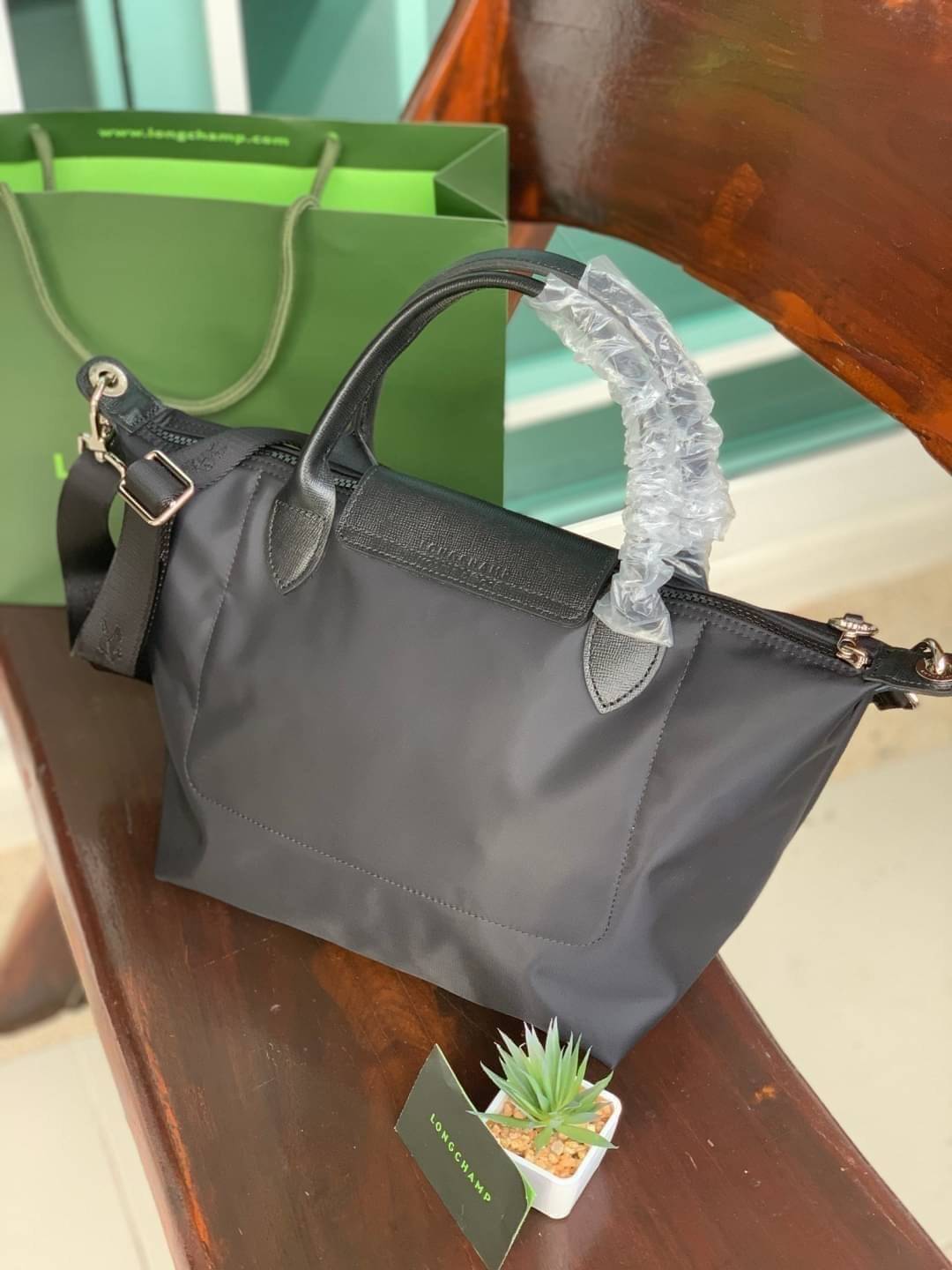 ของแท้ 💯% Longchamp LE PLIAGE NÉO TOP HANDLE BAG (small size) อีกหนึ่งรุ่นยอดนิยม ที่สาวๆ ต้องมีไว้เก็บไว้สักใบ กระเป๋าโท้ทใบนี้ มาพร้อมกับสีที่มีสไตล์เรียบง่าย