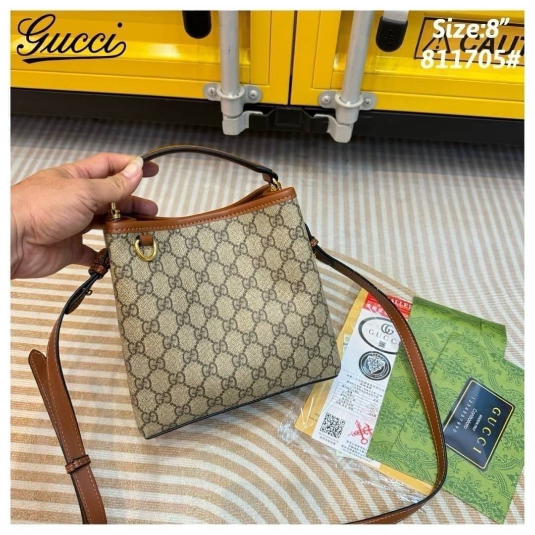 GUCCI GG Emblem mini bucket bag กระเป๋าทรงบัคเก็ตวินเทจงานแบรนด์หรู รุ่นใหม่ล่าสุด ดีไซส์สวยใช้งานง่าย ภายในโล่งกว้าง จุของได้เยอะ ถือหรือสะพายก็สวย Must Have!! เลยค่ะ