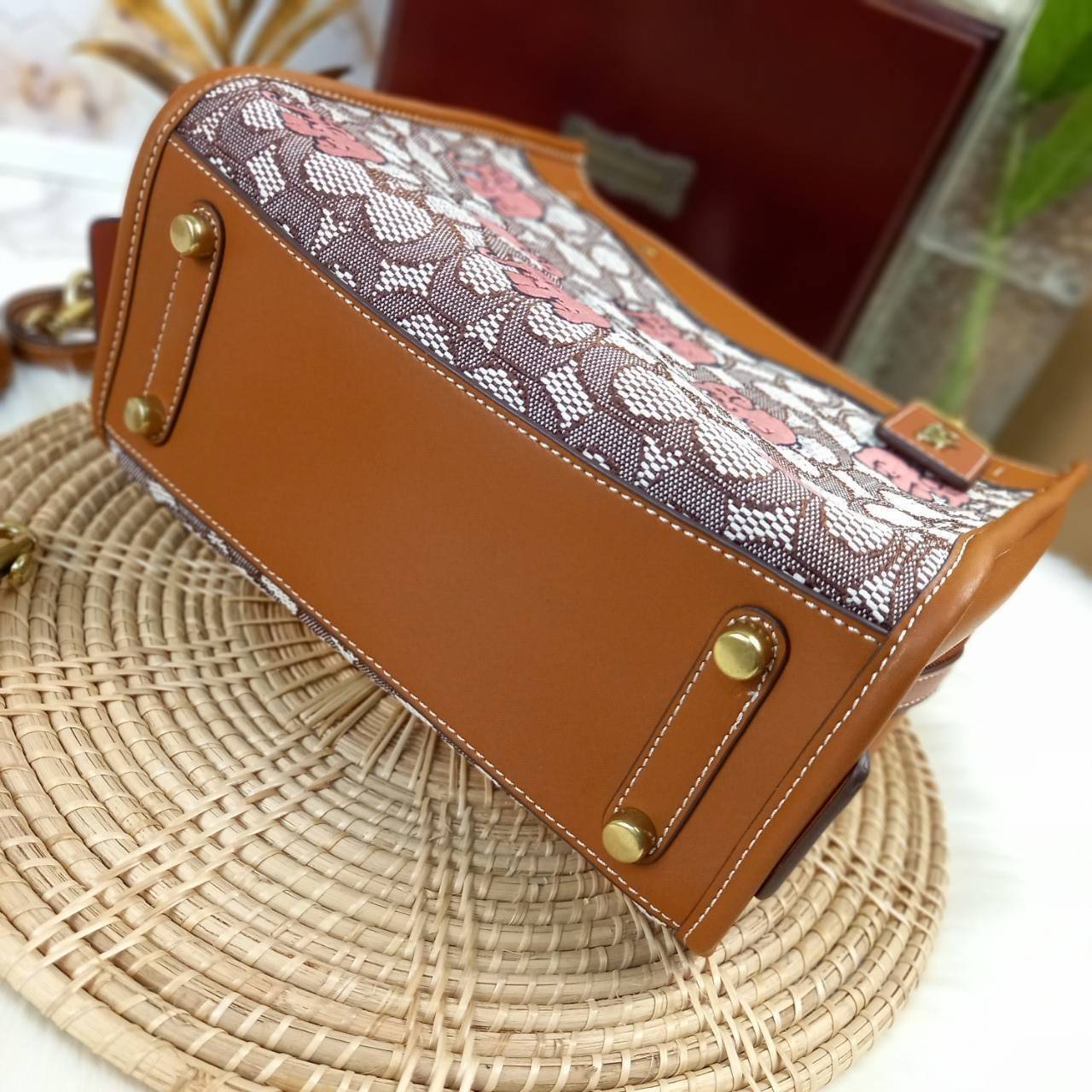 น้องน่ารักน่าใช้ คลาสสิค ดูแพงมากแม่😘🌺//>>COACH ROGUE 25 IN SIGNATURE TEXTILE JACQUARD WITH EMBROIDERED ELEPHANT MOTIF(COACH C6165)🍁กระเป๋ารุ่นคลาสสิค หรูหรา มีรสนิยม ดีเทลเนียบมาก จะถือ หรือสะพายได้ตามดีไซน์การใช้งานเลยจ้า//