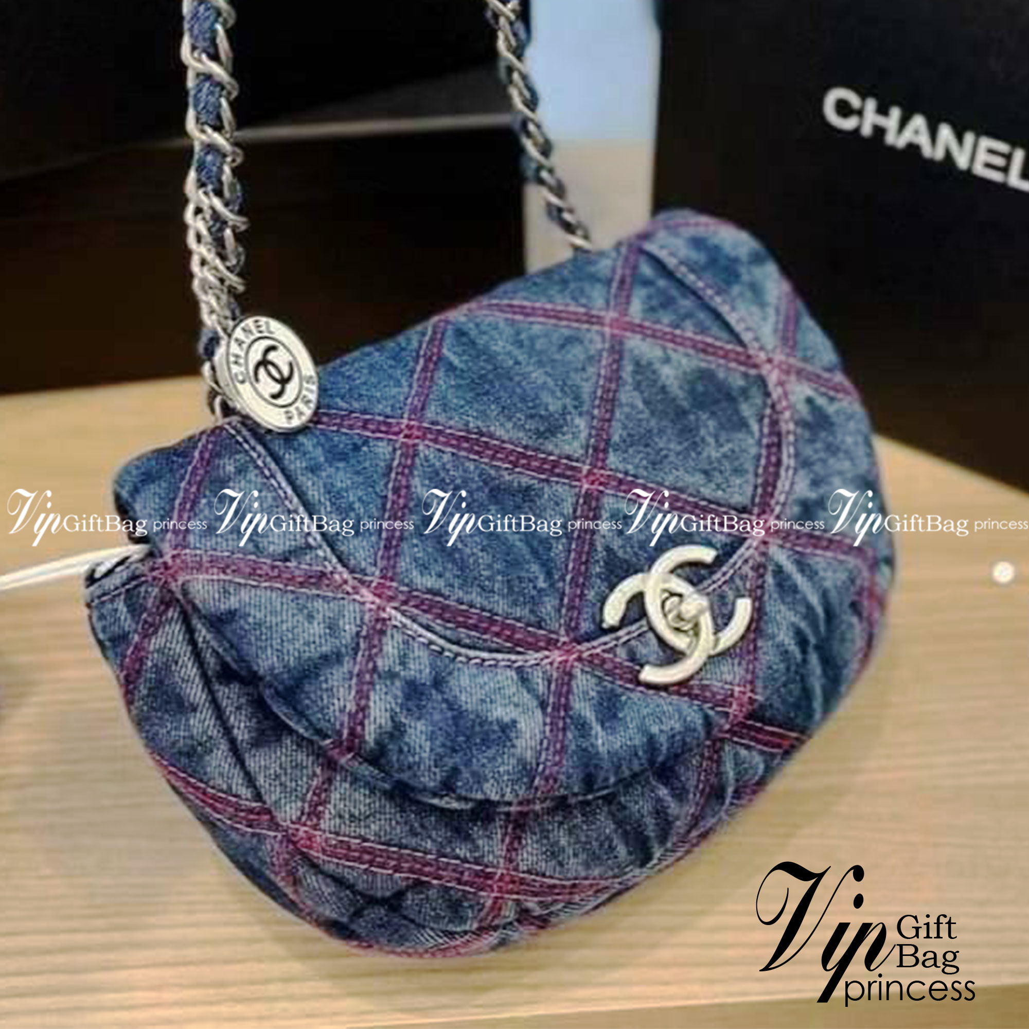 CHANEL 2022 COCO BEACH Denim Saddle bag / CHANEL Mini Flap Bag Denim Pearl Silver งานเดนิมน่ารักๆแบบเท่ๆ ไปเลยค่า พร้อมส่งที่ไทย จำนวนจำกัด สินค้าต้องมีติดตัวเลยค่าา! กระเป๋าคล้องไหล่หรือสามารถสะพายแบบครอสบอดี้ร์ได้ วัสดุเดนิมทั้งใบ สายสะพายแบบโซ่สวยงาม ข