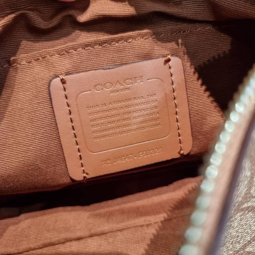 COACH F58321 TOP HANDLE POUCH อีกรุ่นฆ่าไม่ตาย!! 😎 ขายดีขายหมด ขายรวยขายปังๆ!! กระเป๋าพอชจากโค้ช ทรงใช้งานง่าย สะดวก กะทัดรัด วัสดุหนังแคนวาสเคลือบคุณภาพดี มาพร้อมสายคล้องในตัว และสายสะพาย crossbody ปรับเปลี่ยนได้ตามสไตล์ อีกหนึ่งไอเท็มที่สาวๆต้อง