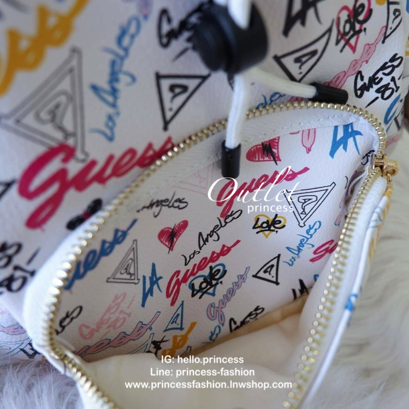 guess kacee front flap mini backpack กระเป๋าเป้สุด cool ด้านหน้าติดชื่อแบรนด์ เปิดปิดด้วยกระดุมแม่เหล็ก และรูดเชือกปิด ด้านหน้ามีช่องซิป และด้านข้างทั้ง 2ข้าง มีช่องใส่ของได้ รุ่นนี้น่ารักเว่อ วัสดุกันน้ำได้อีก ช่องด้านในใส่ของได้เยอะ และยังมีซิปอีกด้วย ส