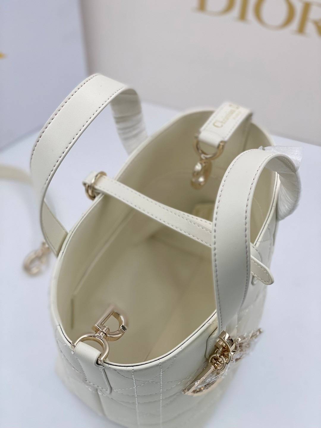 ORI | หนังแท้ DIOR Small Toujours vertical tote bag กระเป๋าทรงโท้ทไซส์เล็กสวยหรู ดีเทลสุดประณีตคอมพลีตลุคในทุกวัน เย็บลวดลาย macrocannage และชาร์มตัวอักษร D,I,O,R