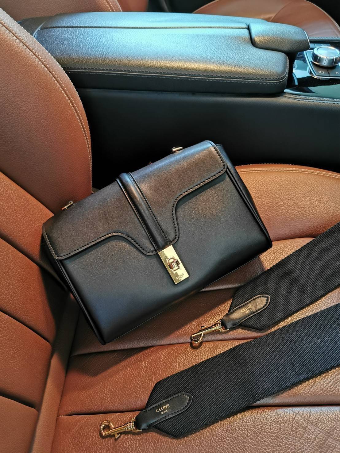 พร้อมส่งความสวย✴️นาทีนี้ต้อง CELINE TRIOMPHE CROSSBODY BAG SMOOTH CALFSKIN VIP GIFT WITH PURCHASE-GWP พรีเมี่ยมกิ๊ฟ Limited Edition จาก CELINE PERFUME DUTY FREE COUNTER วัสดุ หนังแท้ CALFSKIN ดีไซน์สวยหรูสุดคลาสสิคหนังเรียบสวยอยู่ทรงเปิดปิดด้วยฝาปิ