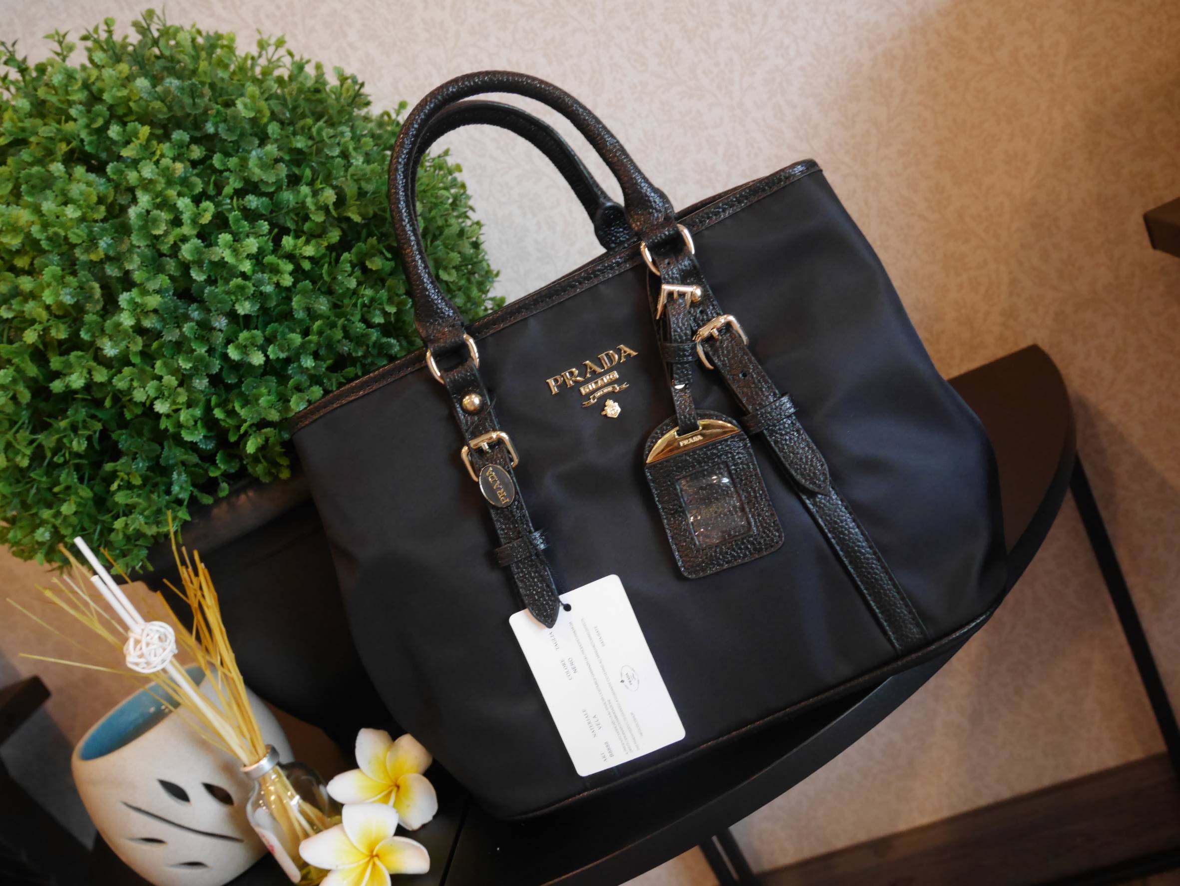 สาวๆที่มองหา กระเป๋าสะพายสวยเก๋ *ที่ใช้ได้สองทรง ทางร้าน ขอแนะนำค้า งานพรีเมี่ยมกิ้ฟ จากเคาเตอร์ต่างประเทศค่ะ รุ่น Limited edition ค่า กระเป๋าสะพาย จากแบรนด์ PRADA เป็น กระเป๋าผ้าไนล่อน สลับหนัง สะพายไหล่ได้ สามารถปรับระดับที่สายสะพายไหล่ได้ และสามารถปรับ