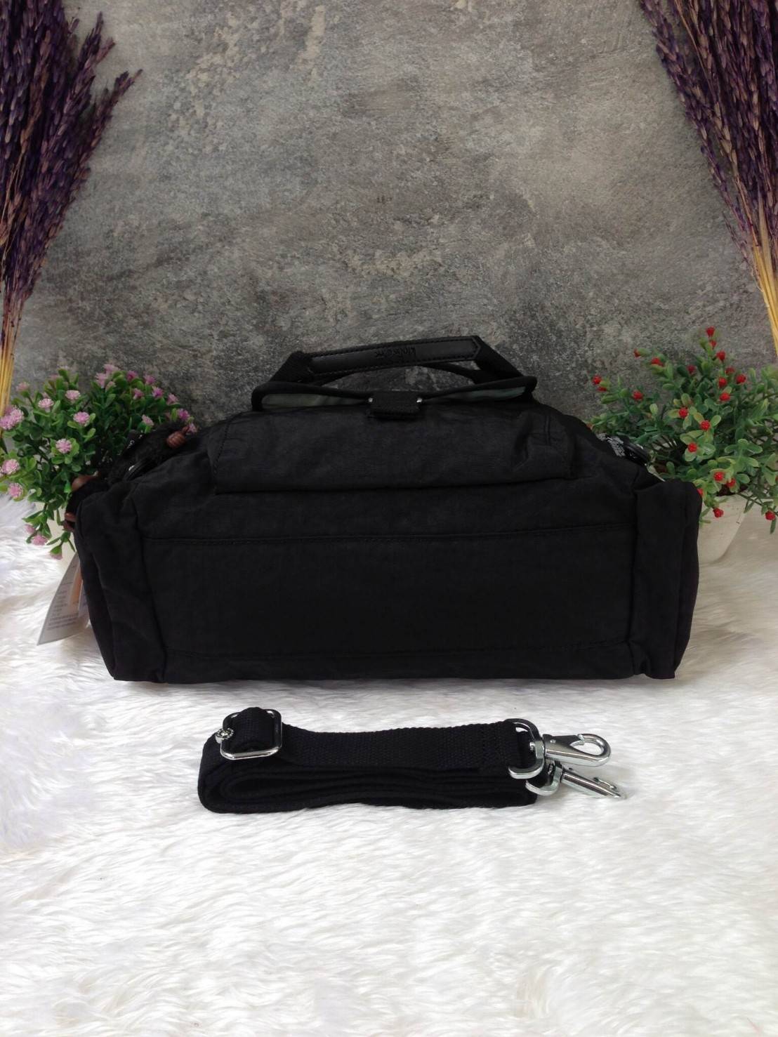 KIpling Felix Large Handbag Bag กระเป๋าถือหรือสะพายสไตล์ลำลองวัสดุ Nylon + Polyester 100% น้ำหนักเบามีหูหิ้วเเละสายสะพายยาวเลื่อนปรับระดับได้ถอดได้ เปิดปิดด้วยซิปสะดวกใช้ โลโก้เเบรนด์ มีช่องแบ่งถึง3ช่องเเยกเป็นสัดส่วน ด้านหน้าและด้านหลังมีช่องใส่ของเปิดปิ