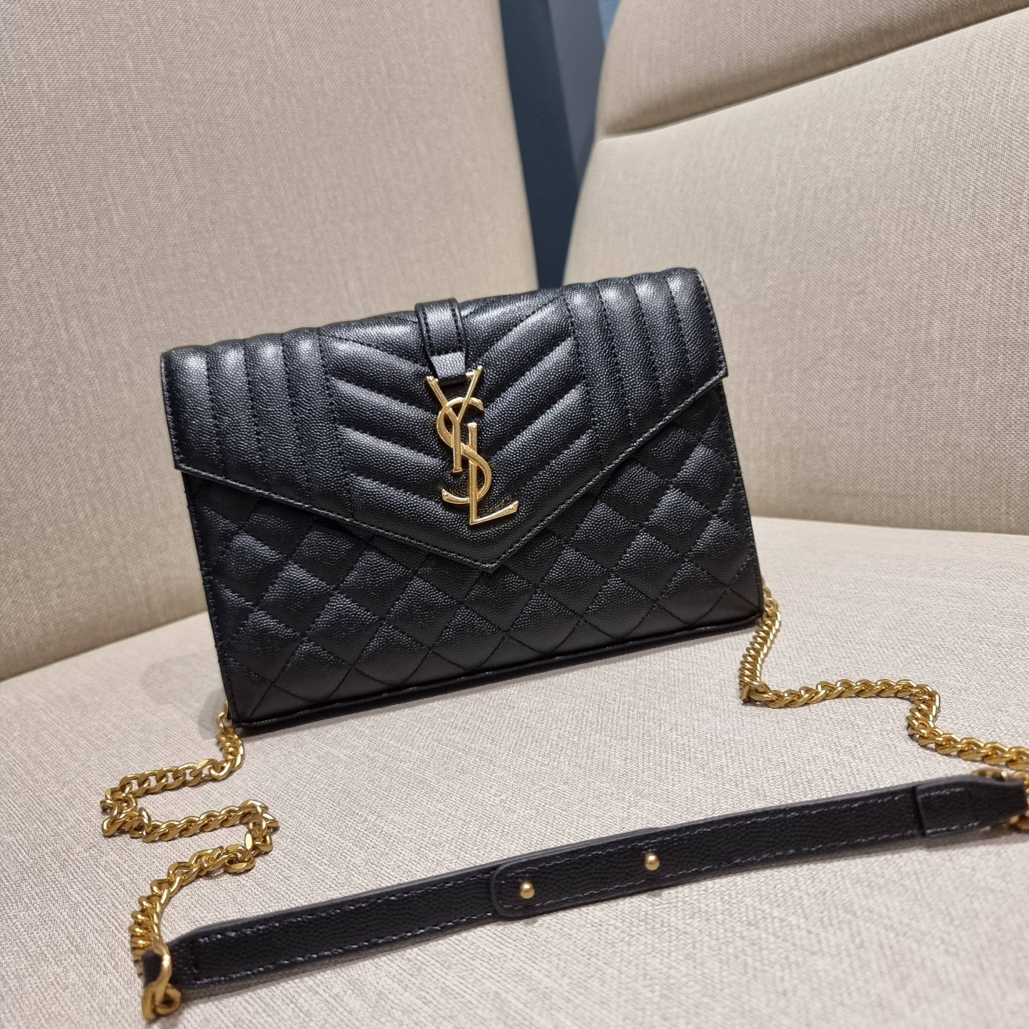 Yves Saint laurent envelope quilted with chain / YSL WOC กระเป๋าสะพายทรง woc สุดฮอต ในดีไซน์ใหม่ ดีเทลเย็บสวยคม โดดเด่นกว่าใครแน่นอน วัสดุหนัง pepble ทนทาน ใช้งานง่ายเพียงแค่เปิด-ปิดด้วยกระดุมแม่เหล็ก ภายในแบ่งสัดส่วนได้ดี มีช่องใส่บัตร มีช่องซิป ใส่มือได