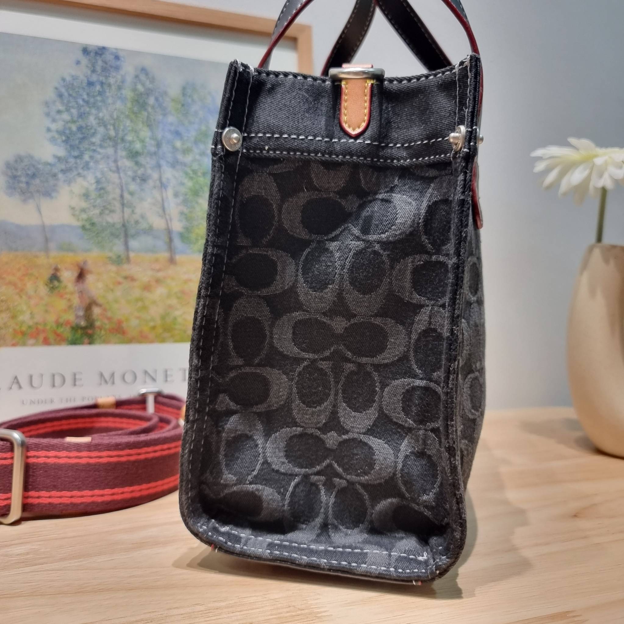 COACH CG091 FIELD TOTE 22 IN SIGNATURE DENIM คอลเลคชั่นใหม่ สีหายาก กับกระเป๋าทรงโท้ท ไซส์กำลังสวย ดีเทลปั๊มผิวเต็มใบ ดูดี มี texture