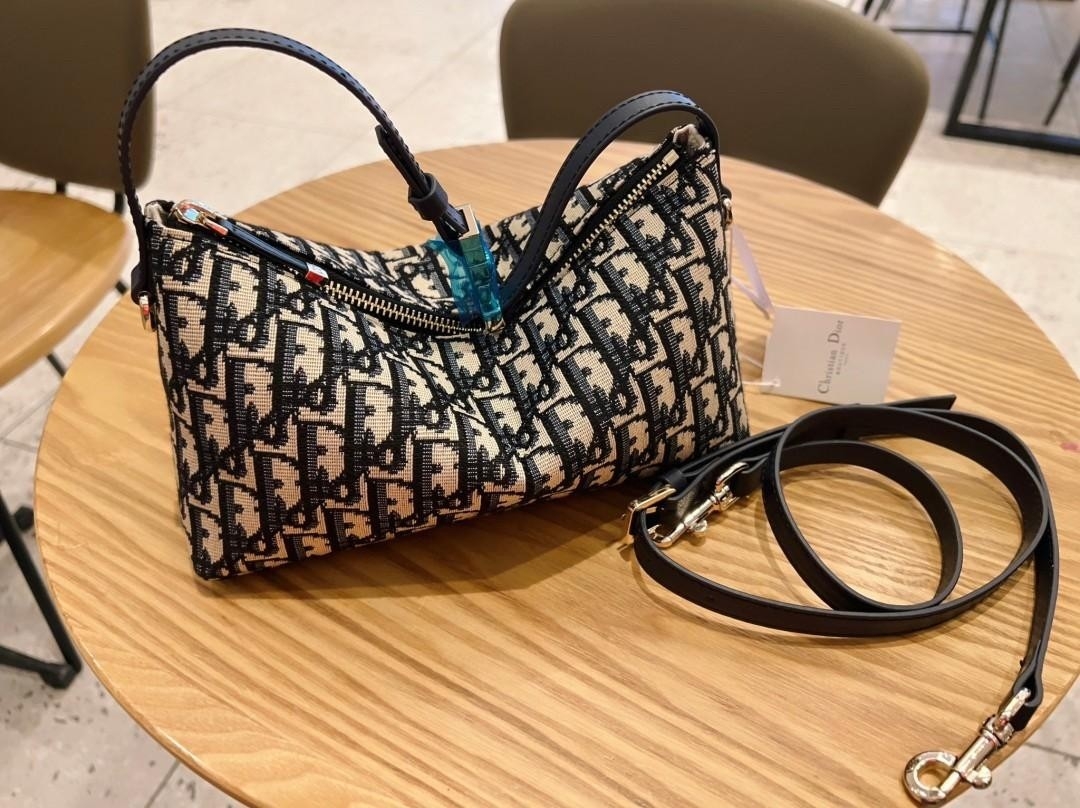 Medium DiorTravel Nomad Pouch Blue Dior Oblique Jacquard / DIOR AMBER MEDIUM BUCKET BAG กระเป๋าถือทรงพอช หรูหรามีสไตส์เป็นเอกลักษณ์