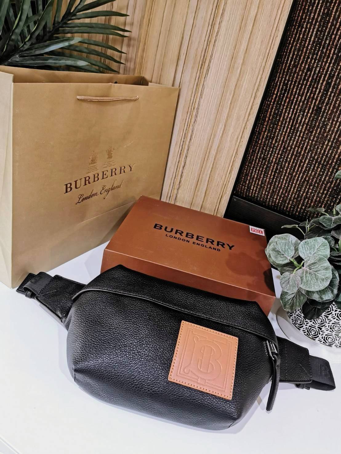 BURBERRY FRAGRANCES WAISTBAG VIP GIFT WITH PURCHASE (GWP) พรีเมี่ยมกิ๊ฟ Limited จากน้ำหอม BURBERRY วัสดุหนังแท้ CalfSkin หนังนิ่มสวยดูดีอยู่ทรงประดับโลโก้แบรนด์ด้านหน้า เปิดปิดด้วยซิปหัวซิปแบรนด์ ขนาดกำลังดี ภายในกว้างและจุค่ะ มีโลโก้ มีช่อง pocket ใช้ใส่