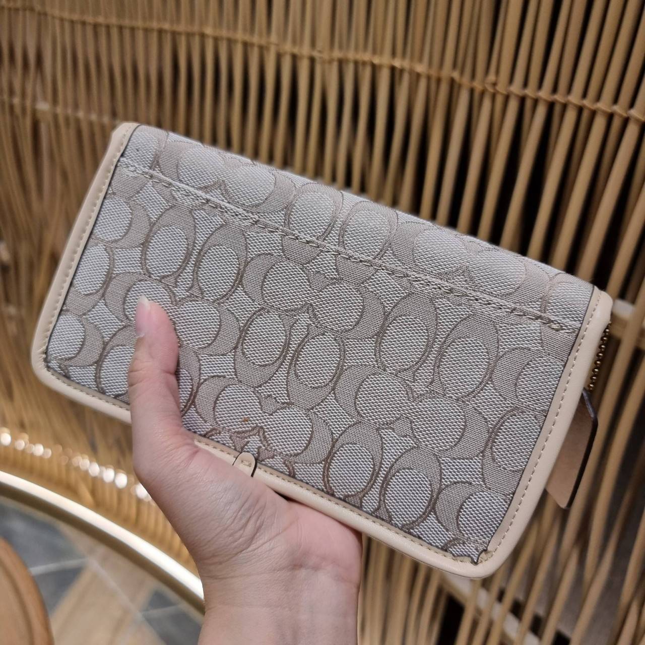 COACH C3824 FOLDOVER CROSSBODY CLUTCH IN SIGNATURE JACQUARD คลัทช์เก๋ๆที่สาวๆตามหา 2IN1 ไปอีกหนึ่ง!! กระเป๋าสะพายทรงคลัชท์ ใช้งานได้ถึง 2 แบบ จะพกเดี่ยวๆแทนกระเป๋าสตางค์ หรือคล้องสายสะพายข้าง สะพายชิคๆคูลๆ ก็ได้อีก มันดีงามมากทุกสี เพราะความละมุนของผ้า ja
