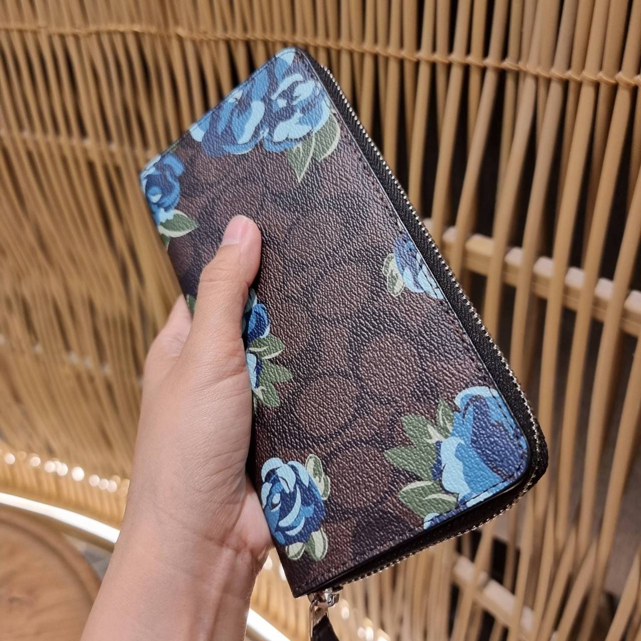 COACH ACCORDION ZIP WALLET IN SIGNATURE CANVAS WITH PRAIRIE ROSE / JUMBO FLORAL / CAMO ROSE FLORAL / MEDLEY BOUQUET PRINT ((F31572/F39189/F26290/F2859)) สวยคลาสสิคไม่มีใครเกิน!! กระเป๋าสตางค์ใบยาว ลวดลายสวย สีสันโดดเด่น วัสดุหนังแคนวาสเคลือบ เปิด-ปิดด้วยซ