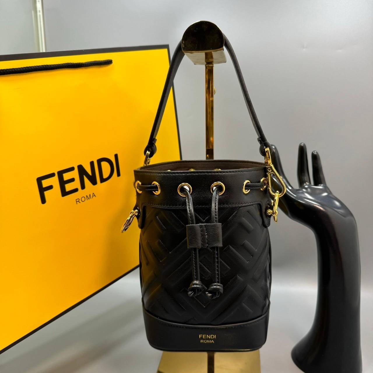 พร้อมส่ง 3 สี FENDI Mon Tresor Black leather mini-bag / FENDI Bucket Bag กระเป๋าสะพายทรงบัคเก็ตงานหนังเต็มใบ ไซส์มินิ เกรดออริ สลับแท้ 1:1