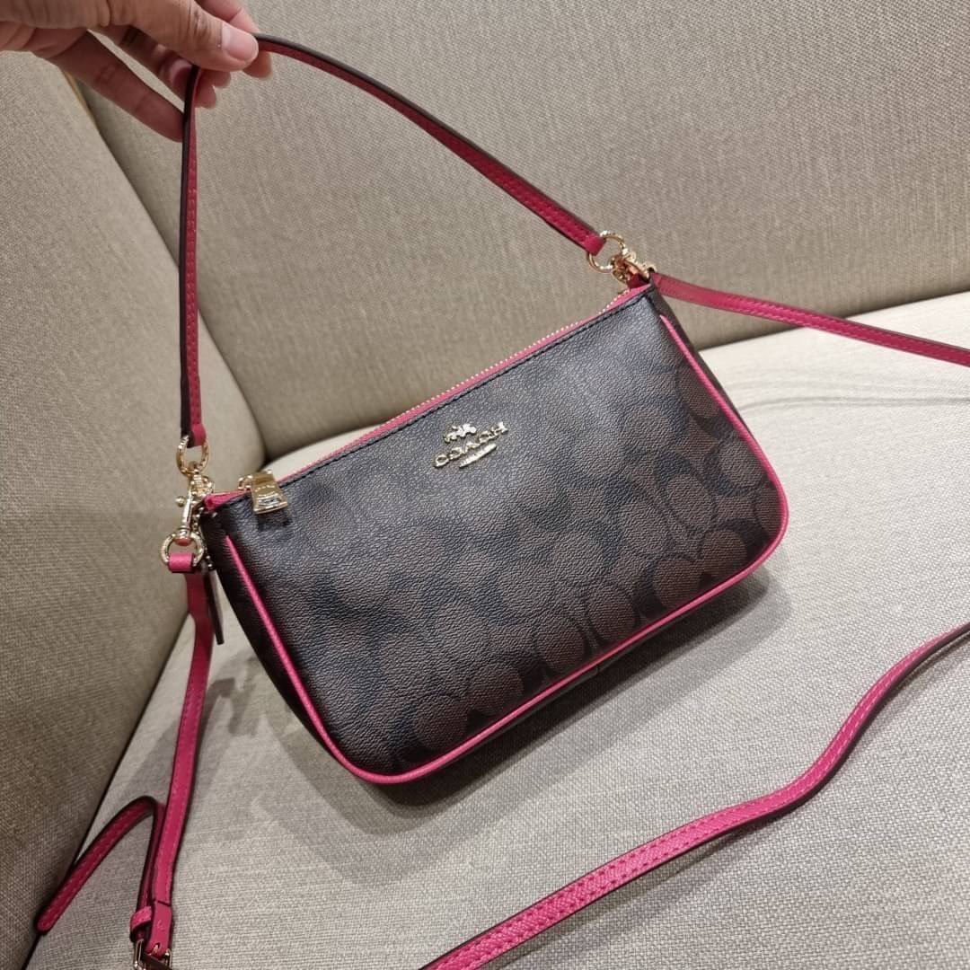 COACH 36674 TOP HANDLE POUCH IN SIGNATURE JACQUARD กระเป๋าทรงพอช ยอดฮิต ยกขึ้นแท่น ด้วยดีไซน์ที่ออกมาให้ใช้งานได้ง่าย ขนาดกำลังเหมาะ วัสดุหนังแคนวาสทนทาน ดีไปหมดขนาดนี้!! คุณลูกค้าถึงสั่งกันรัวๆจริงๆ ภายในโล่งกว้าง ใส่โทรศัพท์ได้ทุกรุ่น มาพร้อมสายคล้องแขน