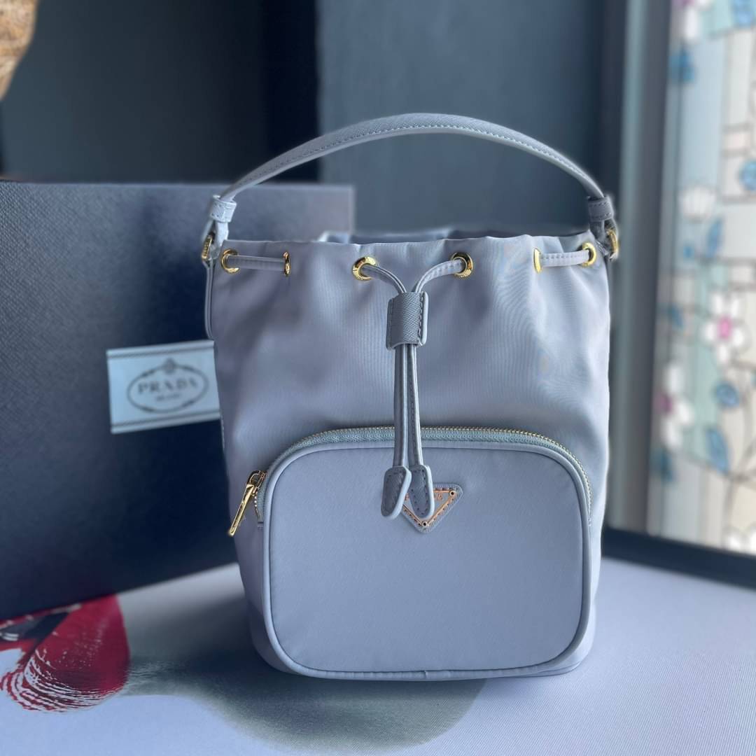 Prada Duet Re-Nylon Bucket shoulder bag / Prada Nylon bucket bag Pastel เกรดใช้สลับใบจริง ออริจินอล ใช้งานต่างประเทศได้ น้องสาวสุดสวยมาให้จับจองอีกหนึ่ง สีพาสเทลน่ารักละมุนมากๆ ค่ะ กระเป๋าสะพายข้าง ทรงขนมจีบ ไซส์มินิ ขนาดน่ารักน่าใช้มาก วัสดุขอบหนังแท้ แล