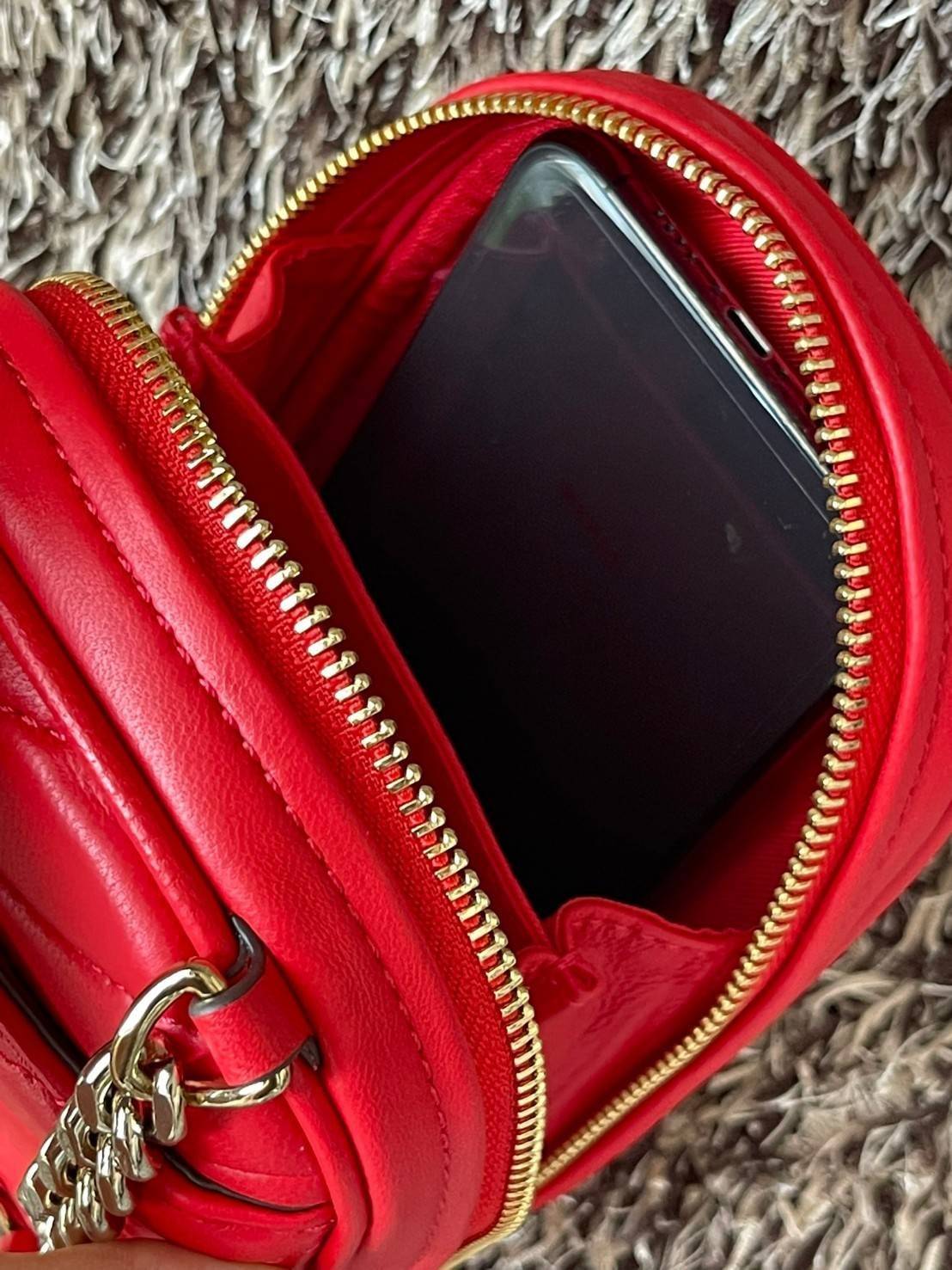 Tory burch kira chevron n/s crossbody bag กระเป๋าสำหรับใส่มือถือหรือของจุกจิกต่างๆ ได้กลายมาเป็นแฟชั่นสุดร้อนแรงแห่งปี คอลเลคชั่นนี้ออกมาเพื่อเอาใจสาวๆโดยเฉพาะ สีสันสุภาพเพื่อให้แมทช์กับสีสันของเสื้อผ้า ได้ง่าย ภายในยังสามารถแบ่งสันปันส่วนไว้สำหรับใส่บัตร