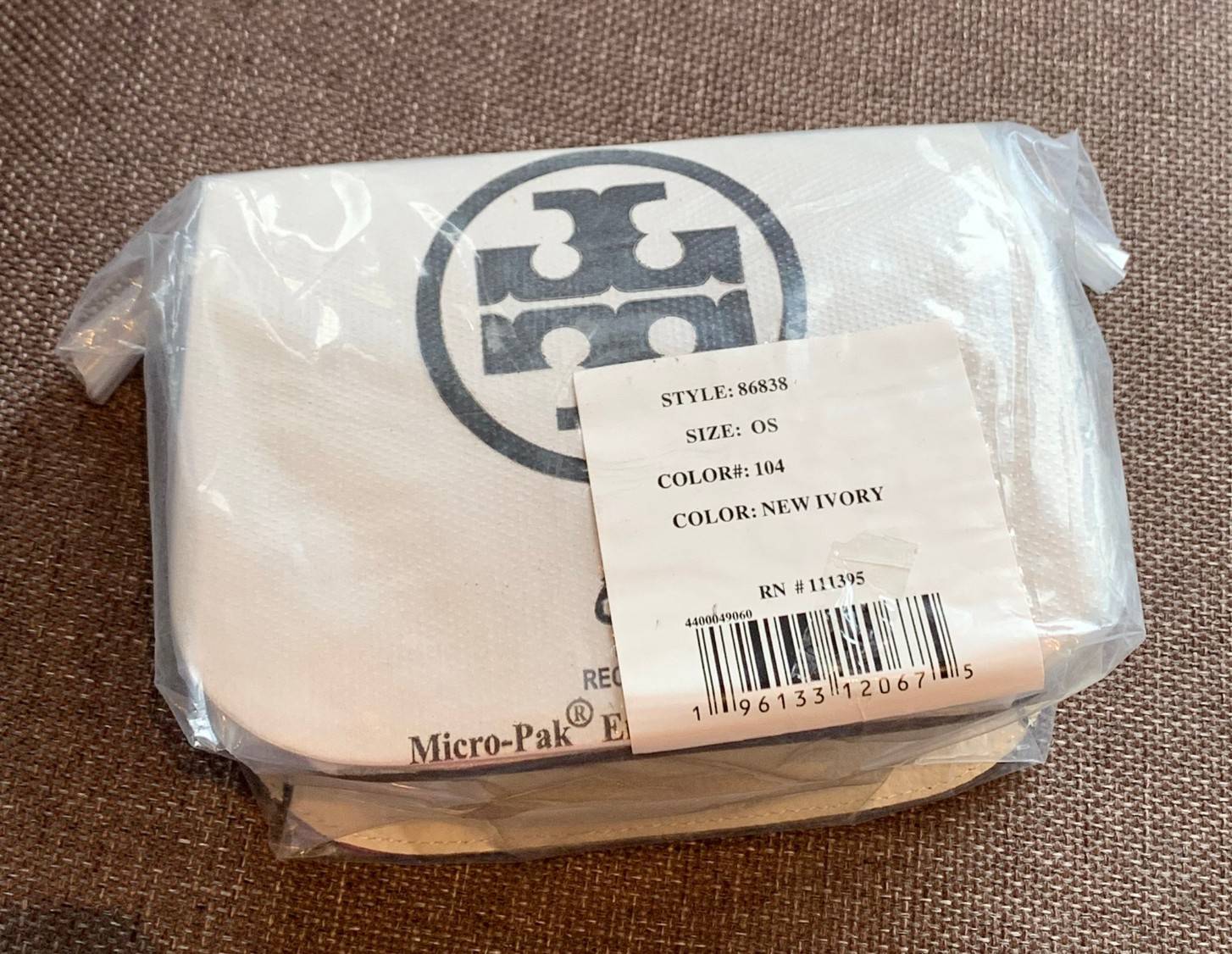 TORY BURCH BRLTTEN SMALL SADDLE BAG / Tory Burch Britten Flap Shoulder Bag กระเป๋าสะพายข้าง วัสดุหนังแกะแท้ ด้านหน้าประดับโลโก้แบรนด์ เปิด-ปิดกระเป๋าแบบกระดุมแป็กแม่เหล็กแน่นหนา ภายในมีช่องหลัก ใส่กระเป๋าเงินใบกลาง มือถือได้ทุกรุ่น มีช่องแยกใส่ของจุกจิกอี