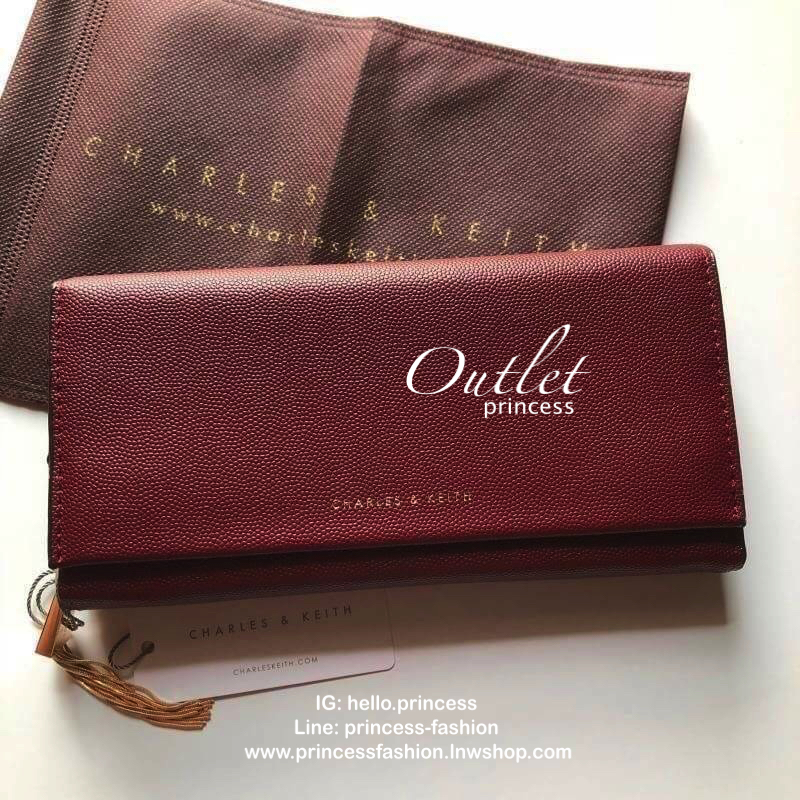CHARLES & KEITH LONG WALLET กระเป๋าสตางค์ใบยาวแบบ 2 พับ หนังคาเวียร์ อะไหล่สีทอง และพู่สวยหรูมากค่ะด้านหน้าปั้มโลโก้แบรนด์ เปิดปิดด้วยฝาปิด ภายในมี1ช่องซิปแชะช่องเก็บบัตรหลายช่องใช้งานใส่ช่องใส่ธนบัตร แยกเป็นสัดส่วน ใบนี้สุดคุ้มเลยค่า