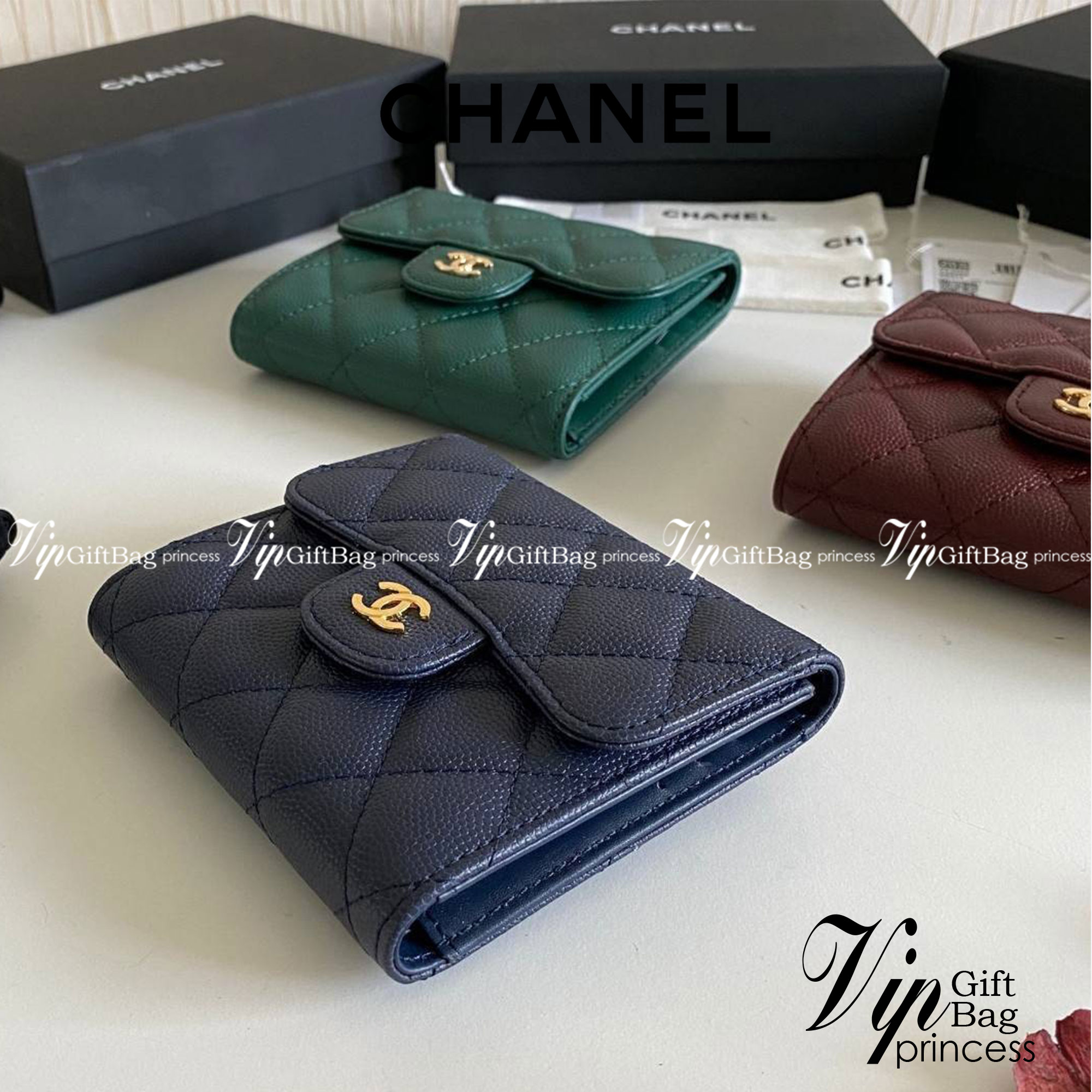 หนังแท้ Chanel Classic small wallet caviar 3 พับ พร้อมส่งที่ไทย รุ่นยอดนิยมไอเท็มฮิตวัสดุหนังแท้คาเวียร์สวยคลาสสิคเปิดปิดด้วยฝาปิดกระดุมด้านหน้ามีโลโก้แบรนด์อะไหล่ทองสวยหรูดูดี ตัวจริงสวยน่าใช้ Chanel mini นาทีนี้กำลัง in สุดๆ ภาพสินค้าถ่ายจากงานขายจริง ใ