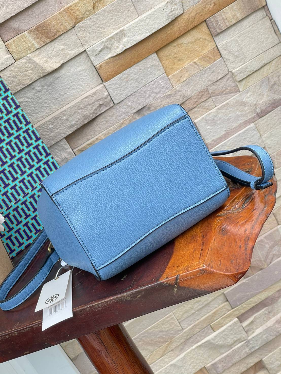 TORY BURCH McGraw Small Bucket Bag ดีไซน์ทรงตะกร้าแสนน่ารัก ดีเทลสะดุดตา รูปทรงจดจำง่าย สาว ๆ คนไหนที่เบื่อกระเป๋าถือทรงเดิม ๆ ลองมาดู Collection นี้กันดีกว่าค่ะ