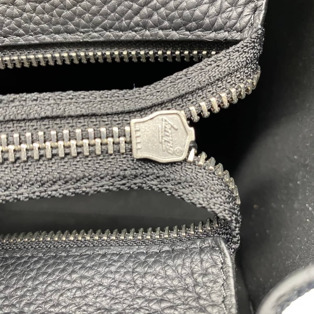 CELINE NANO LUGGAGE BAG IN DRUMMED CALFSKIN เกรดออริจินอล กระเป๋าสะพายรุ่นตามหา ขนาดกำลังดี เปิดปิดด้วยซิปอะไหล่ทองมีที่จับหนัง ด้านในกว้าง มาพร้อมช่องซิปอีกช่อง เป็นอีกทรงที่ฮิตมานานข้ามปี มาพร้อมสายยาวสะพายแบบ CROSSBODYได้ หรือจะถือออกงานก็สวยหรูอีกแบบ 