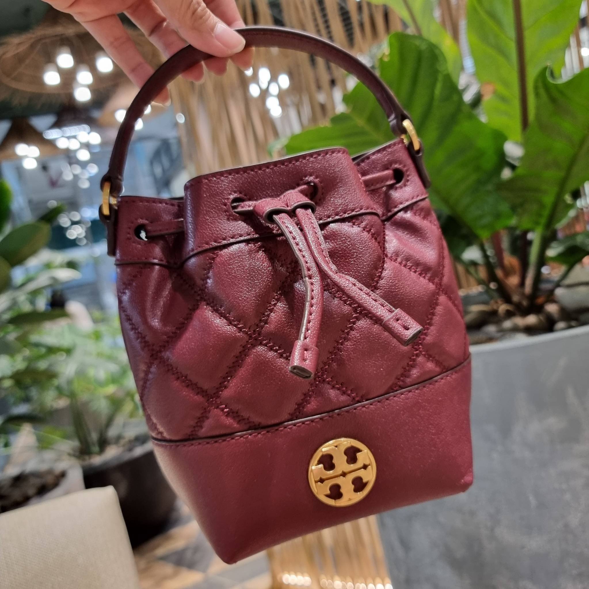 TORY BURCH WILLA MINI BUCKET BAG NEW ARRIVAL สุดปัง กระเป๋าสะพายทรงบัคเก็ต สวยผู้ดี โดดเด่นด้วยโลโก้สีทองดูหรู อัพลุคผู้ดี๊ผู้ดี วัสดุหนังแท้ ดีไซน์บุนวม เส้นคมดีเทลหรู เปิด-ปิดหนังรูดปากกระเป๋า มีหูหิ้วในตัว คล้องแขนเก๋ๆ ภายในเป็นช่องโล่ง มีช่องย่อย ใส่ข