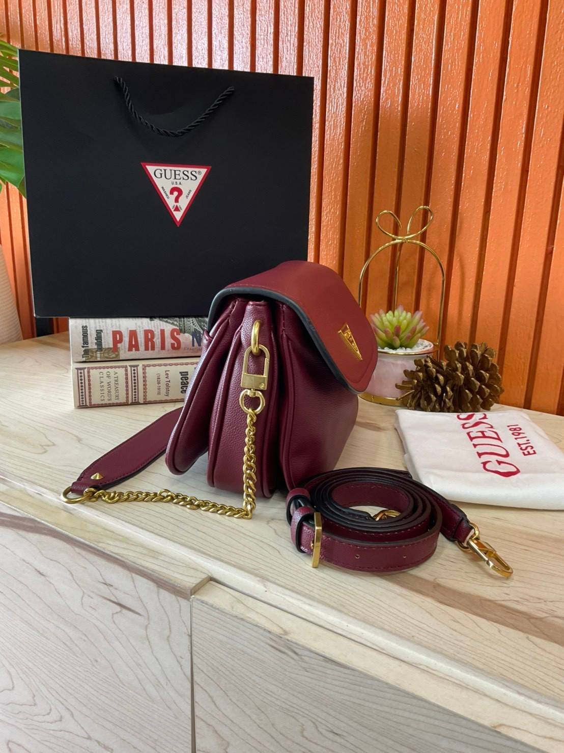 Guess Destiny Strap Shoulder Bag กระเป๋าสะพายไหล่ และ Crossbody จาก Guess factory วัสดุ PU คุณภาพดี หนังนุ่มากเหมือนหนังแกะ น้ำหนักเบามาก ด้านหน้าประดับด้วยโลโก้แบรนด์ และ มาพร้อมพวงกุญแจแบรนด์สุดหรู