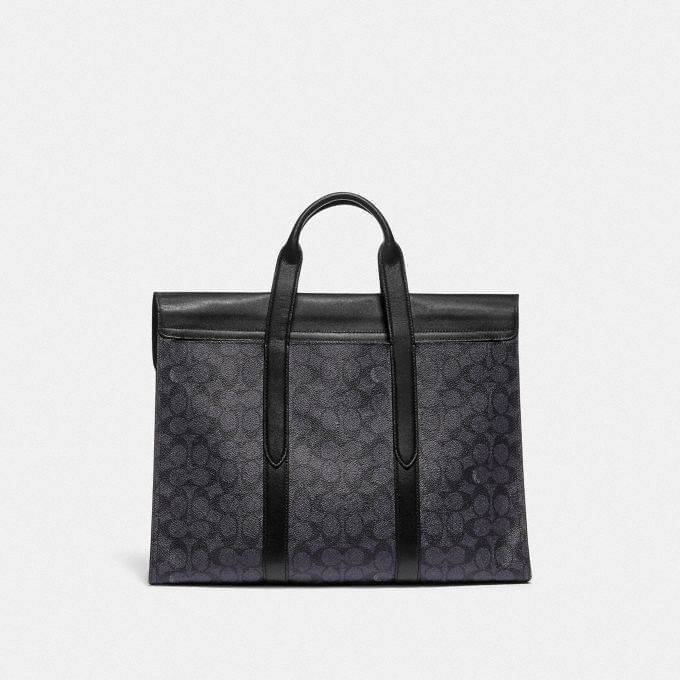 COACH METROPOLITAN PORTFOLIO IN SIGNATURE CANVAS (COACH 39775)🍁 เอาใจสาย smart กับรุ่นยอดฮิต ใช้งานได้ลงตัวสุดๆ ถือว่าเป็นอีกรุ่นที่ถามกันเข้ามาเยอะมากๆ และใช้งานได้ครบฟังก์ชั่นจริงๆ >>วัสดุแคนวาส สลับหนังแท้ หนังคุณภาพมากๆ มีสายสะพายยาว ถอด