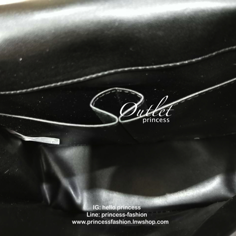 CHARLES & KIETH DETAIL CROSSBODY BAG กระเป๋าสะพายทรงเหลี่ยมดีไซน์สวยหรูคลาสสิควัสดุหนังนิ่มลายตารางอยู่ทรงสไตล์ Chanel เปิดปิดด้วยตัวล๊อคแบบพับอะไหล่ทองปั้มโลโก้ด้านหน้าสวยดูดี พร้อมสายสะพายโซ่ร้อยหนังสามารถสะพายไหล่หรือ Crossbody ก็ดูดี ภายในมีโลโก้และหน