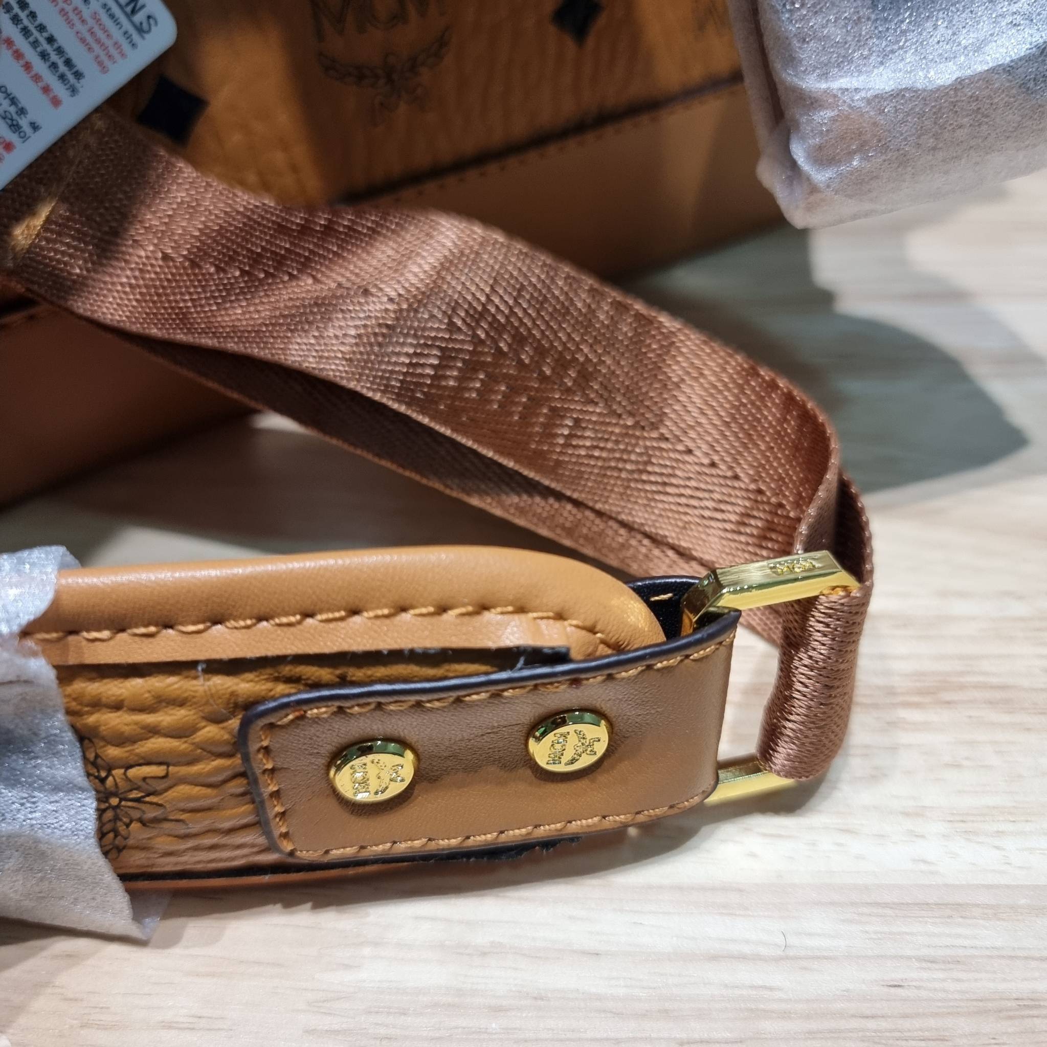 M.C.M SMALL BRANDENBURG BACKPACK IN VISETOS อีกหนึ่งไอเท็ม เอาใจสายเที่ยวแบบจัดหนัก ไม่รู้จะมีใบไหนคุ้มได้มากกว่านี้อีกแล้ว กระเป๋าเป้ใบใหญ่กำลังดี ดีไซน์ไม่ซ้ำใคร ฟังก์ชั่นการใช้งานตอบโจทย์หลายๆคนแน่นอน