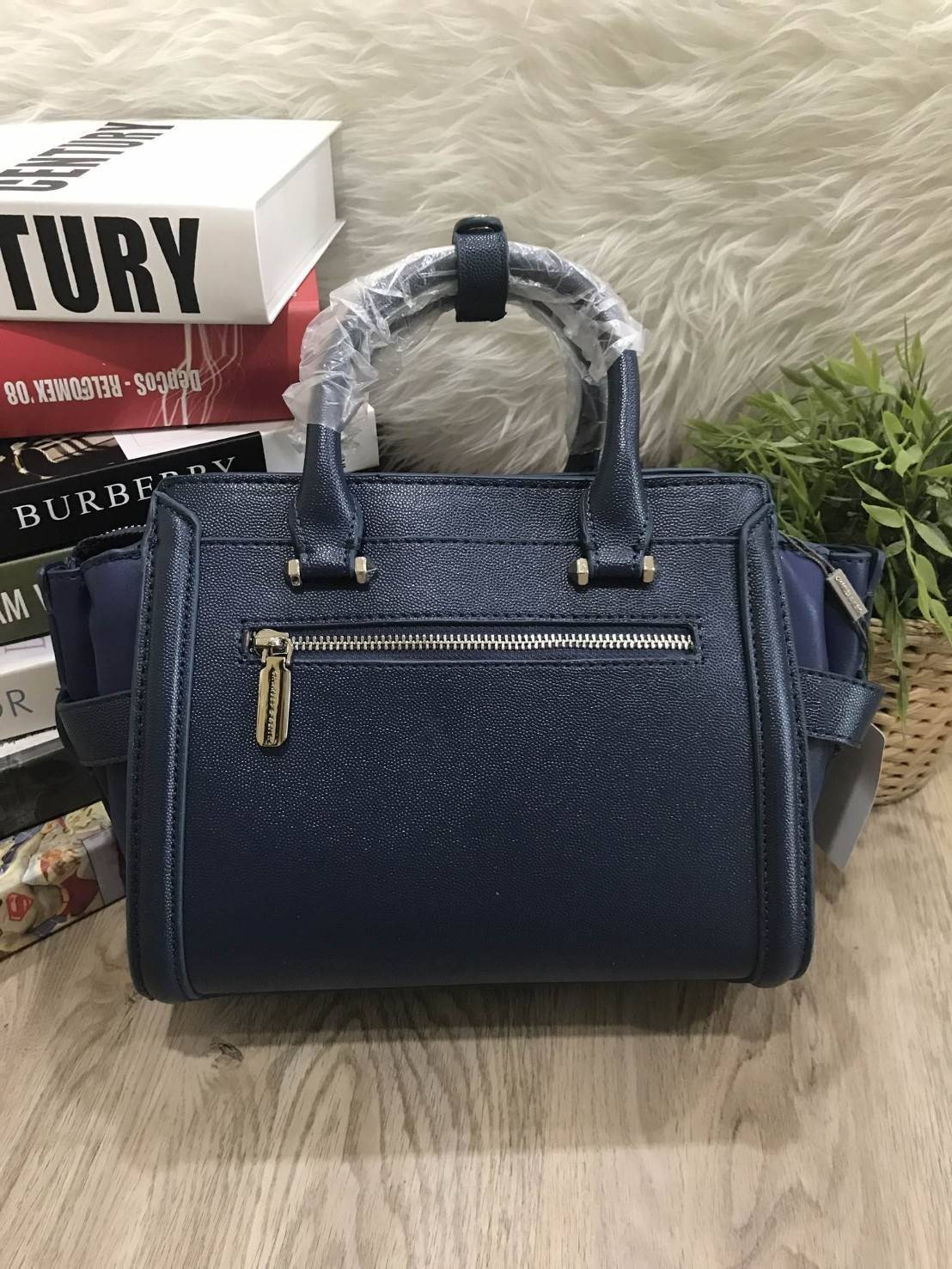 คาเวียร์อะไหล่เงิน DON'T MISS! BEST SELLER! CHARLES & KEITH STRUCTURED TRAPEZE BAG 2018 กระเป๋าถือหรือสะพายรุ่นยอดนิยมดีไซน์สวยหรูวัสดุหนังคาเวียร์อยู่ทรงด้านข้างเเต่งหนังช่องตัดดูมีดีเทล ด้านหน้าสกรีนโลโก้ ด้านหลังมีช่องซิป เปิดปิดด้วยซิปหัวซิปปั้มโ